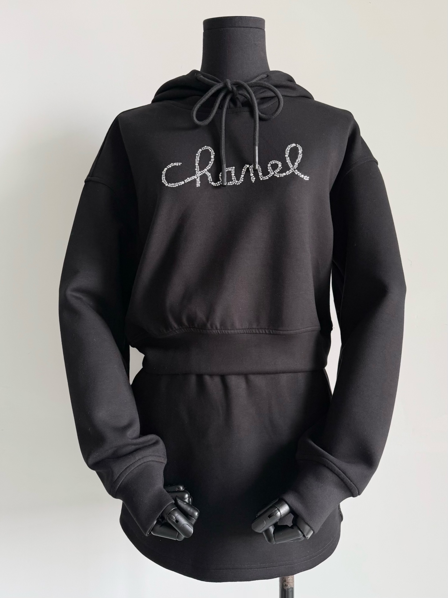 NO:472040,Casual suits that can be worn on a daily basis (good goods, the price has reached the bottom for you. If you want to stock up, hurry up!! h select two daily colors of black and white. High-quality soft space cotton. The design of hooded sweatshirts with short skirts. The body proportions are more practical. The combination is still fashionable and not out of date. The first batch of smart products are stocked up for a few sets without worrying about selling. hoodie, sweatshirts, skirts, hats, alexander wang19860909可以日常穿的休闲套装（好货 价格压到了谷底给你们 想囤货的抓紧了 !! h甄选黑+白两个日常配色 优质柔软太空棉超亲肤 连帽卫衣搭配短裙的设计 美化身材比例也更实穿 分开搭配也照样时髦不落伍 聪明的首批好货多囤几套不愁卖,,hoodie,sweatshirts,skirts,hats,alexander wang,Women's clothing