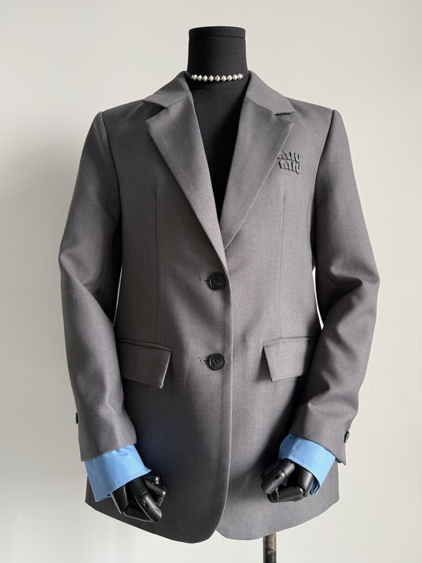 NO:497833,Suit jackets that have been paid several times on the market, we still insist on the best quality and reward price ~ We insist on customizing smoke-gray wool suit fabrics. The texture and details are top-notch. Our master with ten years of suit skills is exquisitely tailored. You can feel the excellence on your body. It is not inferior to the five-digit style in the mall. You all know it. The first batch of good products are first come first served, jackets & coats, business suit, alexander wang19860909市面已经溢价几次的西装外套 我们仍然坚持最佳品质回馈价 ~ 坚持定制烟灰色羊毛西装面料 质感和细节都是上上等 咱家十年西装功底的老师傅精工剪裁 你们上身即可感受就到的优秀 完全不输商场五位数的版型 懂得都懂,首批好货先到先得,,jackets & coats,business suit,alexander wang,Women's clothing