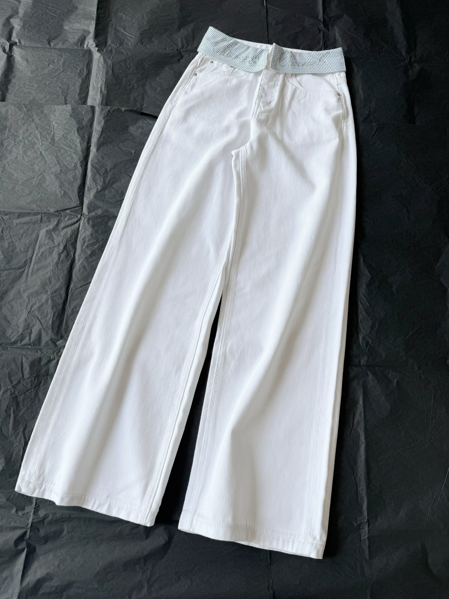 NO:480131,There are many good-looking jeans, but there are only a few good-looking trousers. I recommend our old customers to try it out!! This surprise is only known by the upper body. The waist is turned and the high-temperature hot diamonds make the waist look thinner and cover the fake hips. Select the right white + deep blue. If you have the conditions, you must close the two colors together., jeans, alexander wang19860909好看的牛仔裤很多 但是裤型好的真的屈指可数 推荐我们家老顾客的大胆尝试 !! 这一跳的惊喜只有上身才懂 腰部翻腰剪裁高温烫钻 显得腰部更瘦,遮挡假胯宽 甄选正白色+深藏蓝 有条件的一定要双色一起收,,jeans,alexander wang,Women's clothing