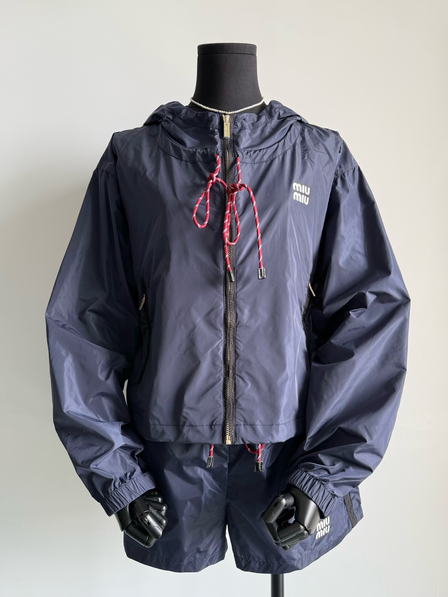 NO:485361,The super popular drawstring style returns to sun protection. Note that it is the new model this year~~ Deep hidden blue sun protection fabric, classic and timeless. Paired with the iconic red drawstring. This color is very suitable for summer. Sports/hiking/or daily outfits or layering other items to play with fashionable things, alexander wang19860909超热门的抽绳款防晒回归 注意是今年新款哦~~ 深藏蓝防晒面料,经典永不过时 搭配标志性红色抽绳 这颜色超适合夏天 运动/徒步/或者是日常穿搭 或者叠穿其他单品玩转时髦,,alexander wang,Women's clothing