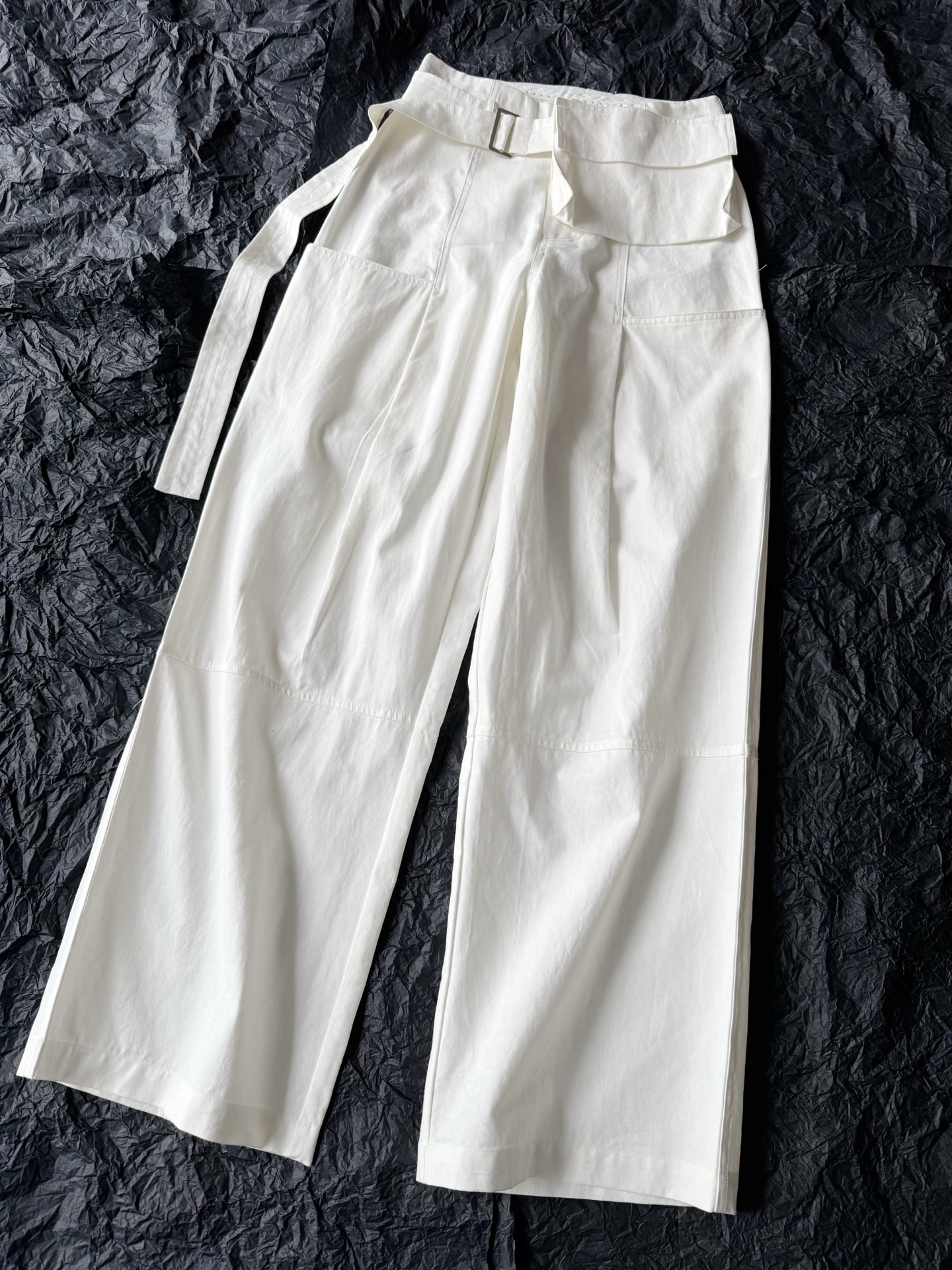 NO:500684,The original picture shows the super cool work pants straight out!! The secret to being chased when I went out was to ask the link. I like this kind of good aesthetic that I only have. Pure cotton fabric has three-dimensional tailoring, loose silhouette, more materials than ordinary pants, and a pocket-style removable belt is provided. It is also OK to match other pants alone, alexander wang19860909原图直出的超飒工装裤 !! 出门被追着问链接的秘密 就是喜欢这种自己才有的好审美 纯棉面料立体剪裁,廓形宽松 用料比普通的裤子都多 且配送了口袋式可拆卸腰带 单独搭配其他的裤子也可以,,alexander wang,Women's clothing