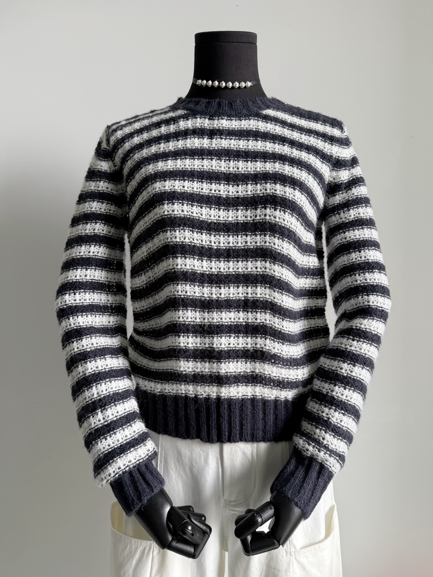 NO:484292,After three or five years of ease, it is still fashionable. This is the charm of the classic style. The navy striped shirt is not to be said. The fixed weaving is dark blue fabric contrasting beige stripes. The hollow weaving method consumes time and effort. It looks more three-dimensional than ordinary striped shirts. It is elastic and does not pick on the figure. It is easy to control. Alexander wang19860909轻松过个三五年依旧时髦 这就是经典款的魅力 dr的海军条纹衫无需多言 定织深藏蓝面料撞色米白条纹 其中镂空的织法耗时耗力 比普通的条纹衫看起来更立体 富有弹力不挑身材,轻松驾驭,,alexander wang,Women's clothing