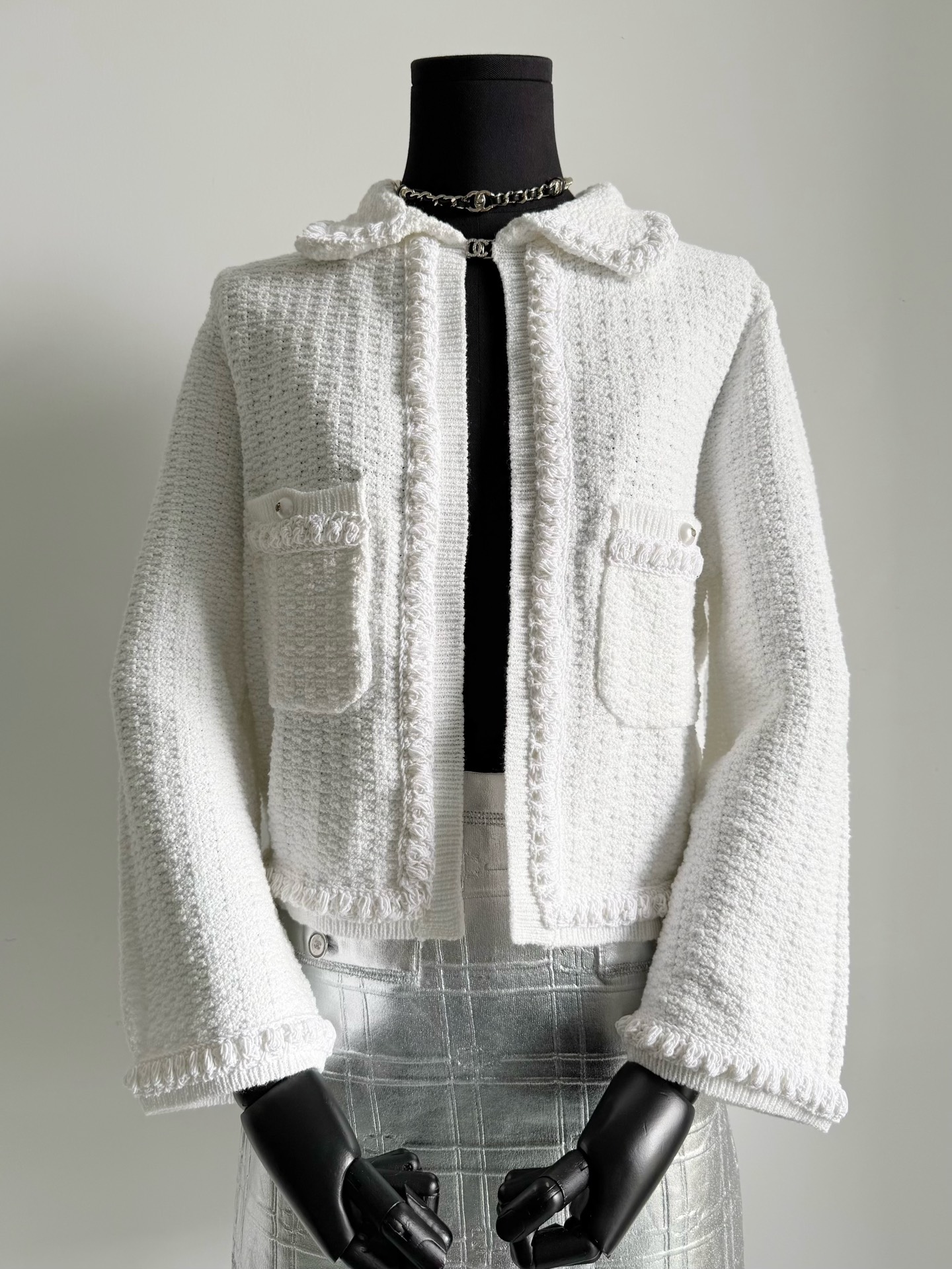 NO:480111,The difficulty of white is the determination of the webbing. The details are very different from the pink. The webbing is four times thicker than the fabric of the body. The color tone will also change. It is tall and stylish and not easy to deform. There are many 'fake' versions on the market. Don't buy the wrong ones. You can save 3 people who know the goods by buying them. Alexander wang19860909白色的难点就是织带的确定 和粉色细节是大不相同 比衣身面料整整粗了四倍的织带 色调也会有所变化 挺拔有型不易变形走样 市面不少“一眼假”版本别买错 入手就省下3个w懂货的来,,alexander wang,Women's clothing