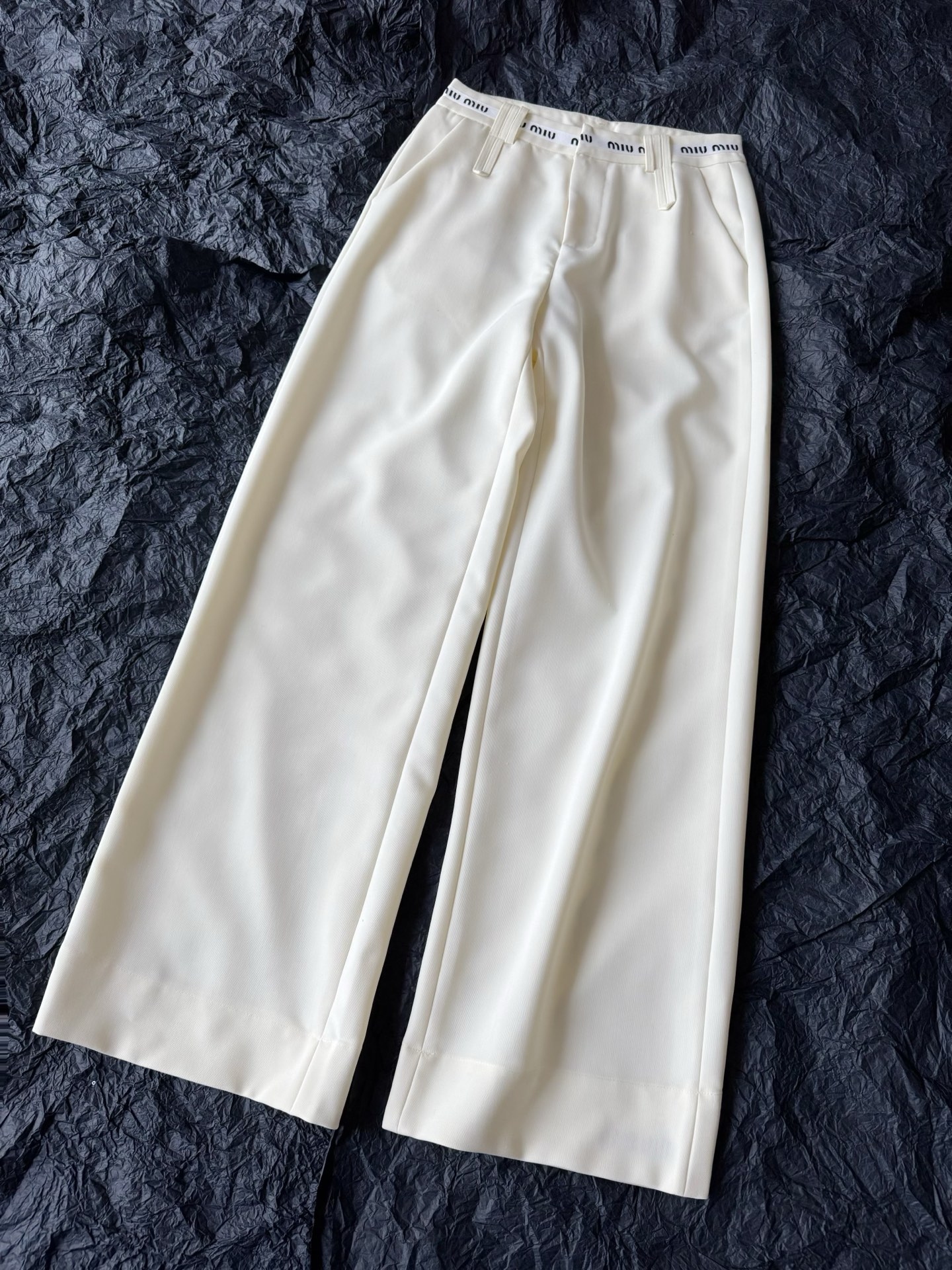 NO:534137,Crazy recommendations to every old customer!! The comfort and drape of these pants fully meet all my requirements for suit pants. Custom fabrics are skin-friendly and comfortable. They are light and comfortable like cloud wraps. Straight-leg pants can be flipped and worn. They are very suitable for commuting or daily life. They can be worn at will when switching between spring, summer and autumn. Business suit, alexander wang19860909给每一位老顾客疯狂安利 !! 这条裤子的舒适度和垂坠感 妥妥的满足了我对西装裤的全部要求 定制面料亲肤舒适 如云朵包裹一般轻盈自在 直筒裤型可翻边穿法 通勤或日常都很适合 春夏秋三个季节随意切换都可穿,,business suit,alexander wang,Women's clothing