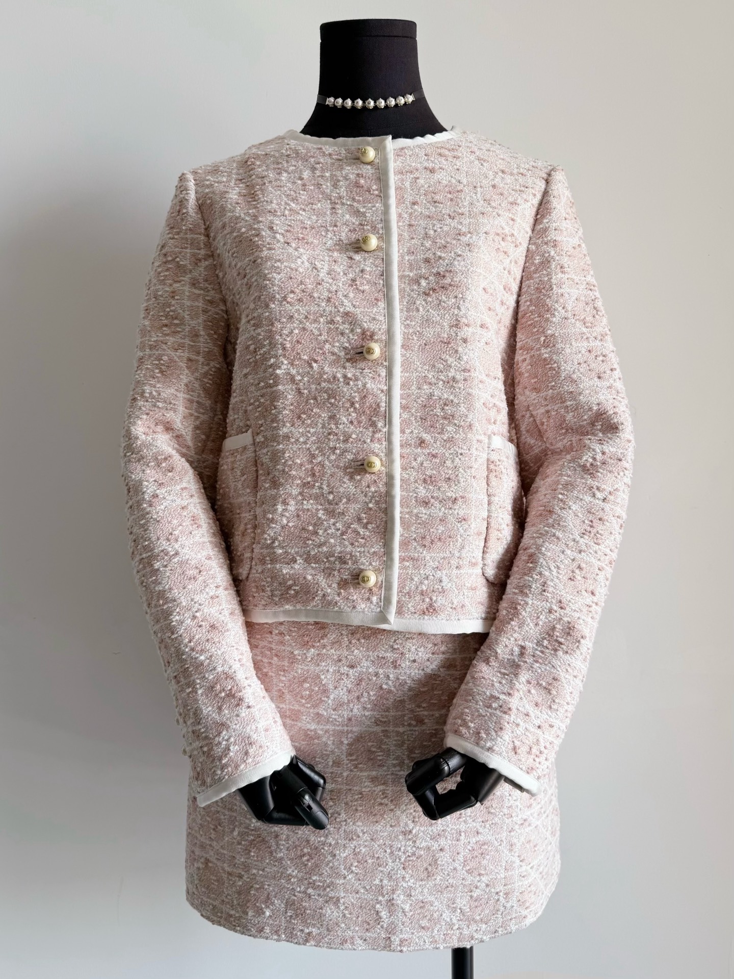 NO:472021,The texture of a plaid tweed jacket is a new height this year!! It is not without reason to find a cabinet with a size that is hard to find. This light pink is beautiful to the heart. It combines elegant, fairy and nobleness just right. The three-dimensional tailoring is precisely matched with the grid. The beautiful imported three-dimensional pearl buckles are raised in the closet. Jackets & coats, alexander wang19860909绝不普通的藤格纹粗花呢外套 今年的质感又是新高度 !! 柜子一码难求不是没有理由的 这个淡粉色美到心坎上 将优雅,仙气,高贵融合地刚刚好 立体剪裁精准对格 绝美进口立体珍珠扣 挂在衣橱都抬高了几个档次,,jackets & coats,alexander wang,Women's clothing