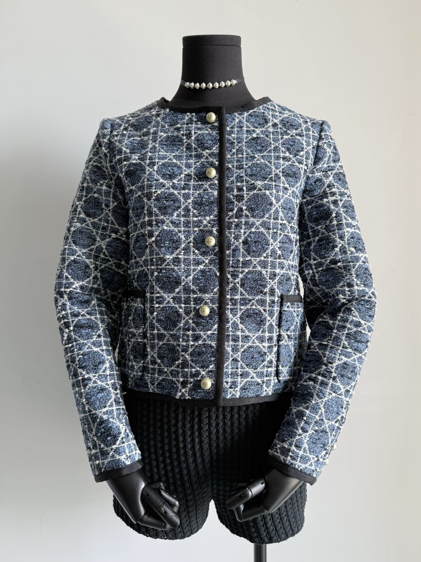 NO:495957,The beautiful god-cang blue vine plaid shipped ~~ Different from the fairy spirit of light pink, this blue looks more elegant and generous. It is not without reason to find a cabinet with a size that is difficult to find. The three-dimensional tailoring is accurate. The beautiful imported three-dimensional pearl buckles are raised in the closet. Freely entering and leaving various high-end occasions, alexander wang19860909绝美神藏蓝藤格纹出货 ~~ 不同于淡粉色的仙气 这个蓝则更显得优雅大方 柜子一码难求不是没有理由的 立体剪裁精准对格 绝美进口立体珍珠扣 挂在衣橱都抬高了几个档次 自由出入各种高端场合,,alexander wang,Women's clothing