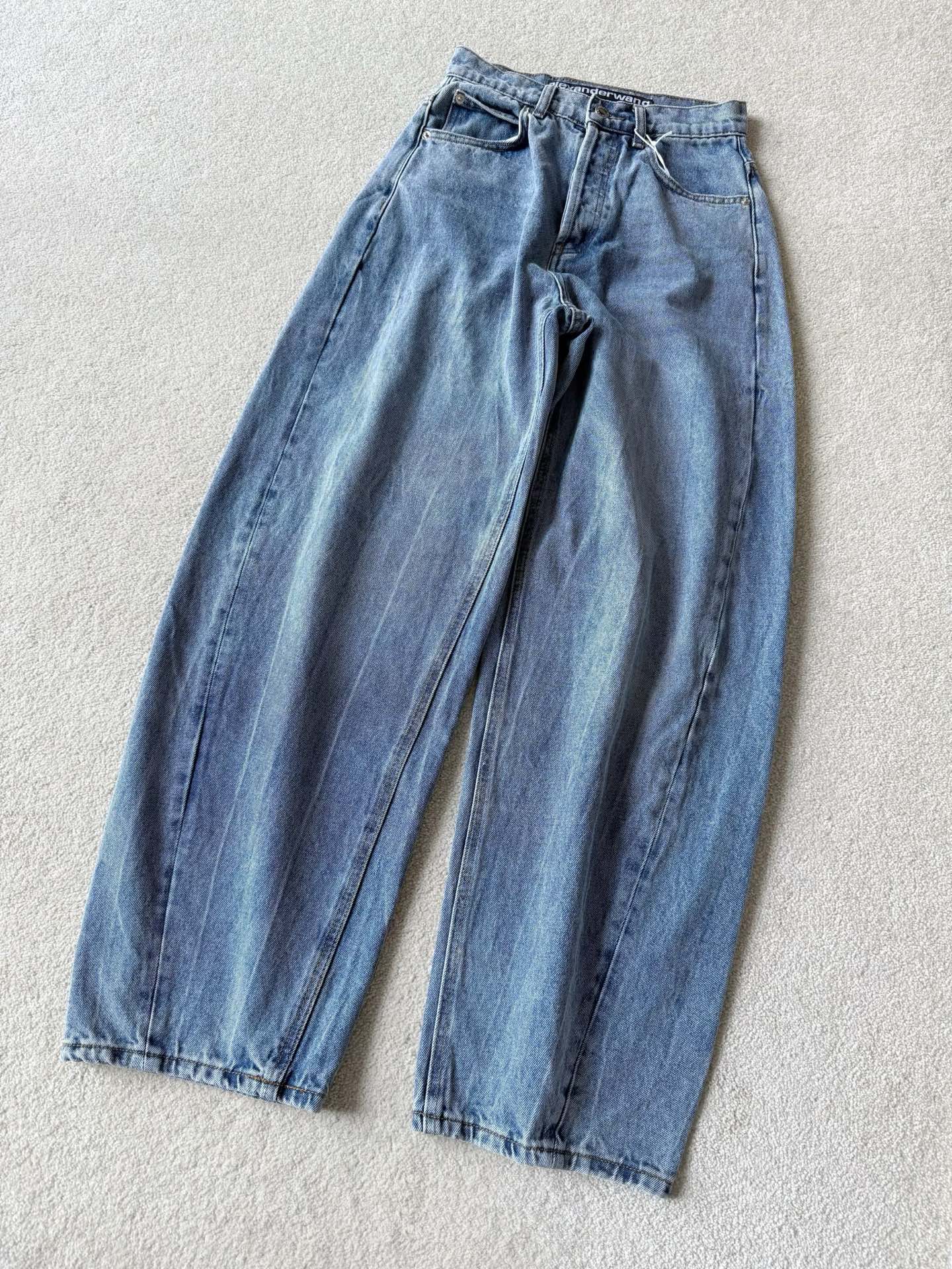 NO:549060,AW's pants are always very firm!! People who wear these sickle pants are praised by others. Not only the small details of the ironing diamonds, but more of the pants cut breakthroughs, the rich layers of washing water to make it old, and it can easily beat the pants you already have in your closet. The first batch of top quality is put into stock, alexander wang19860909不愧是牛仔中的最强王者 aw的裤子一直都拿捏很稳 !! 这条镰刀裤穿过的人都狠狠夸 不仅仅是烫钻的小细节 更多的是裤型剪裁突破 层次丰富的洗水做旧 轻松吊打你衣橱已有的裤子 首批顶级品质入库现货发,,alexander wang,Women's clothing