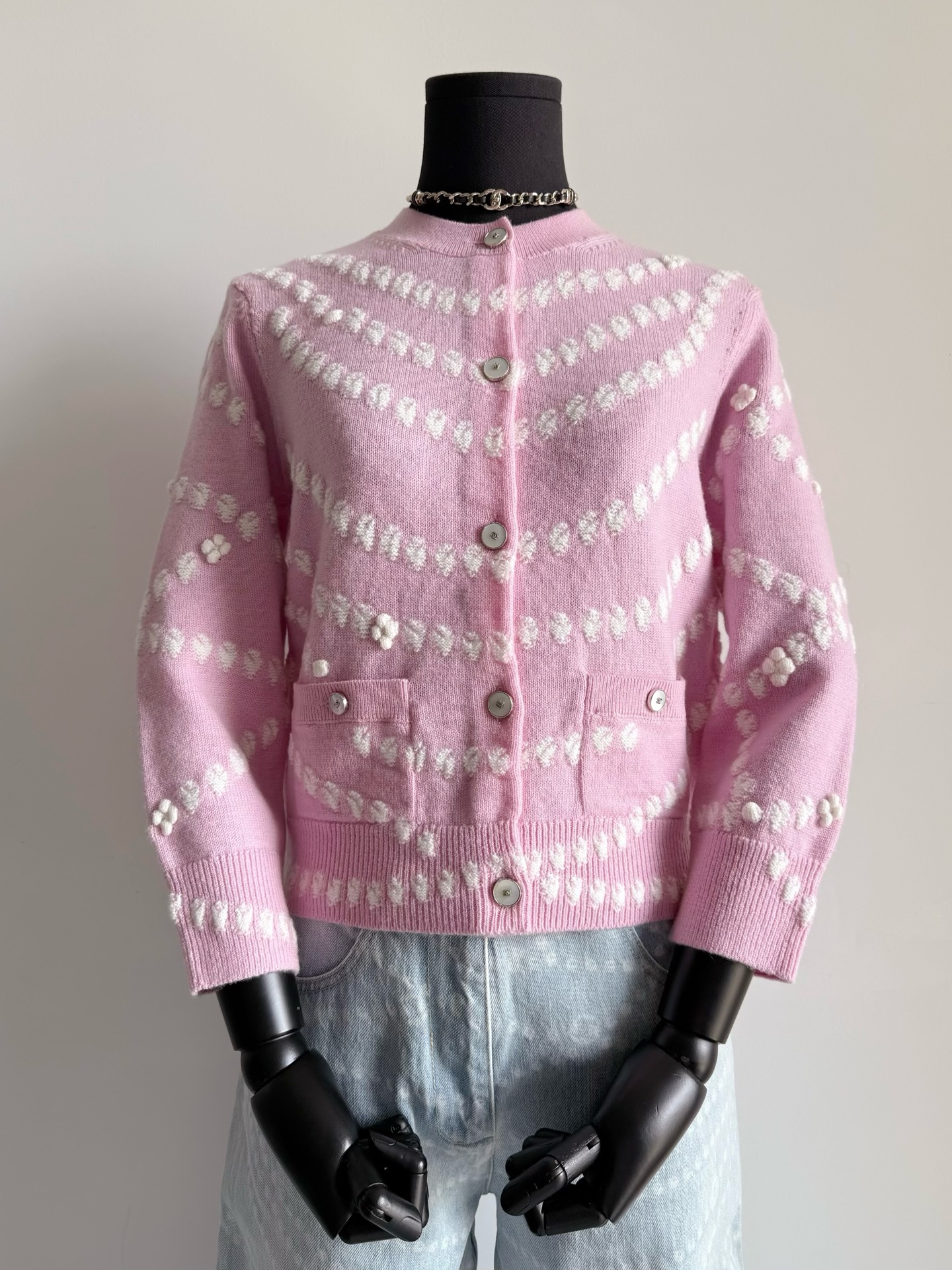 NO:473258,The real and beautiful light pink cashmere cardigan. The saturation is adjusted dozens of times. It is comparable to the color of the cabinet without pressure. The fixed weaving and dyeing light pink cashmere wool. Different from various blends on the market. Pearl sorting and positioning three-dimensional small flowers. The feel and style are completely different from the market circulation version. Get a piece of the quality of my home. Let you know what money is spent on clothes.,,alexander wang19860909实物非常美的淡粉色羊绒开衫 饱和度反复调整数十次 媲美柜子色泽无压力 定织定染淡粉色羊绒毛料 区别市面各种混纺 珍珠排序和定位立体小花 手感版型完全区别市面流通版本 入手一件我家的品质 让你知道什么是钱都花在衣服上.,,alexander wang,Women's clothing