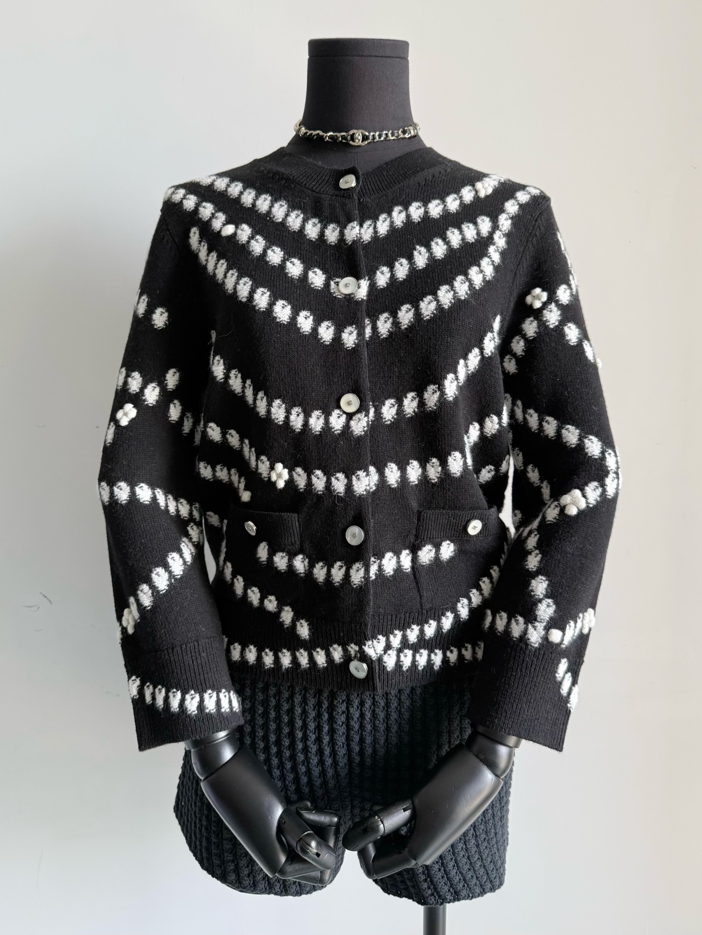 NO:473266,The beautiful black pearl with surprise on the upper body. Real photos cannot show half of the beauty of the real thing. Everyone praises it!! Black and white classic unlimited / the most unscrupulous color combination in daily life. There are many matching lower body. Give people a calm and elegant power. Difficulty in choosing, no mistakes in getting black. The first batch of top spot stock is put into the warehouse, alexander wang19860909上身有惊喜的绝美黑珍珠 实拍展现不了实物一半的美 人人上身都对它赞不绝口 !! 黑白经典无限/日常最不挑人的配色 可搭配的下半身很多 给人沉静优雅的力量 选择困难症入手黑色不出错 首批顶级现货入库,,alexander wang,Women's clothing