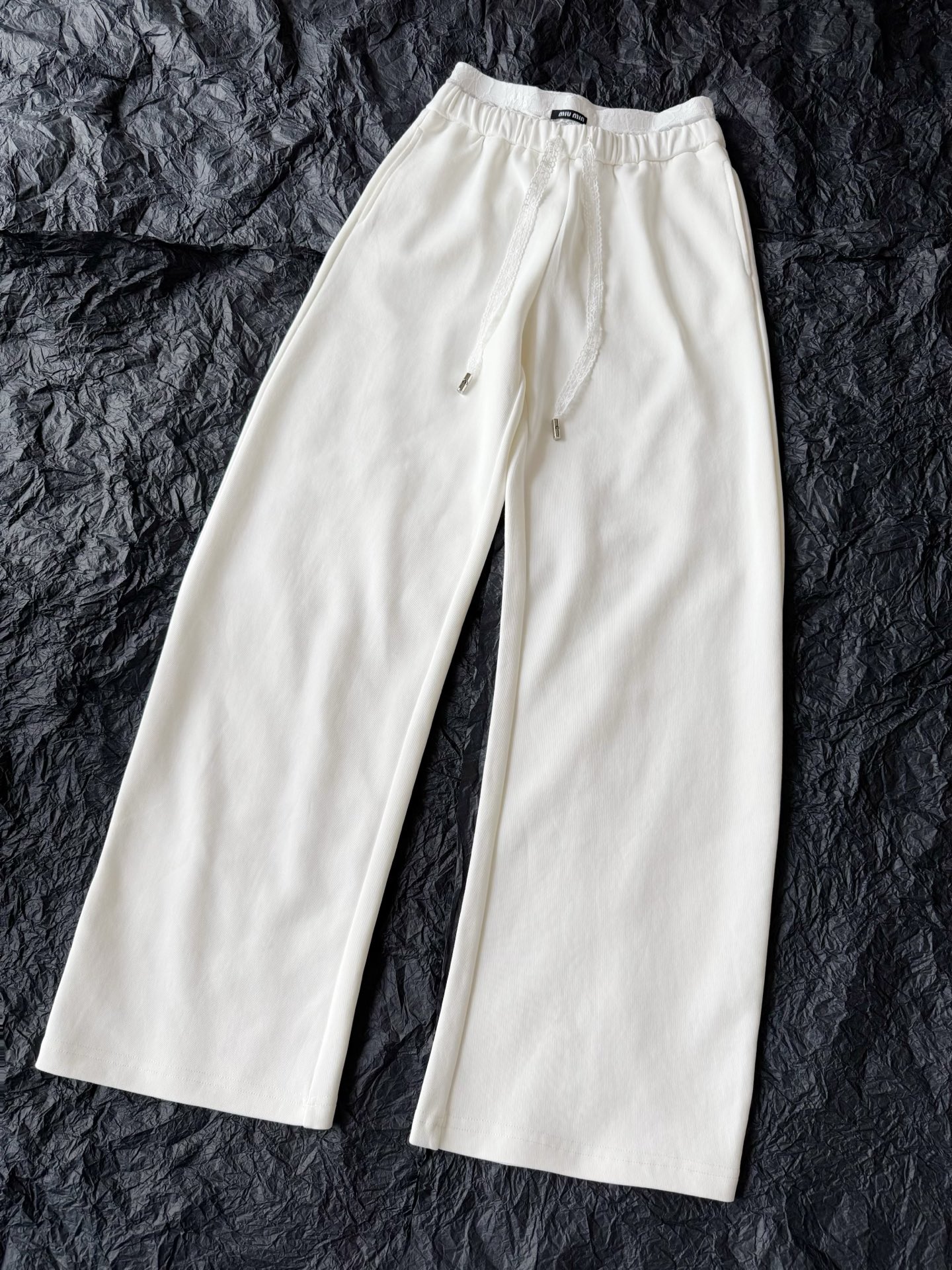 NO:549050,Easy to oversummer to autumn. Skin-friendly and soft and drooping casual pants. I can wear them for 5 days a week!! I found a sack of dozens of pieces. Customers who haven't bought them before come and make it. Customized textured pure cotton sweatpants fabric, elastic lace on the waist, which is more flexible than previous casual pants. Super white can match all tops, alexander wang19860909轻松过度夏季到秋季 亲肤柔软又垂坠的休闲裤 我可以一周穿5天 !! 又找出来一麻袋小几十件 之前没买到的顾客赶紧来冲 定制肌理感纯棉卫裤面料 腰部拼接弹力蕾丝 比以往的休闲裤更灵动好穿 超正的米白色可搭一切上衣,,alexander wang,Women's clothing