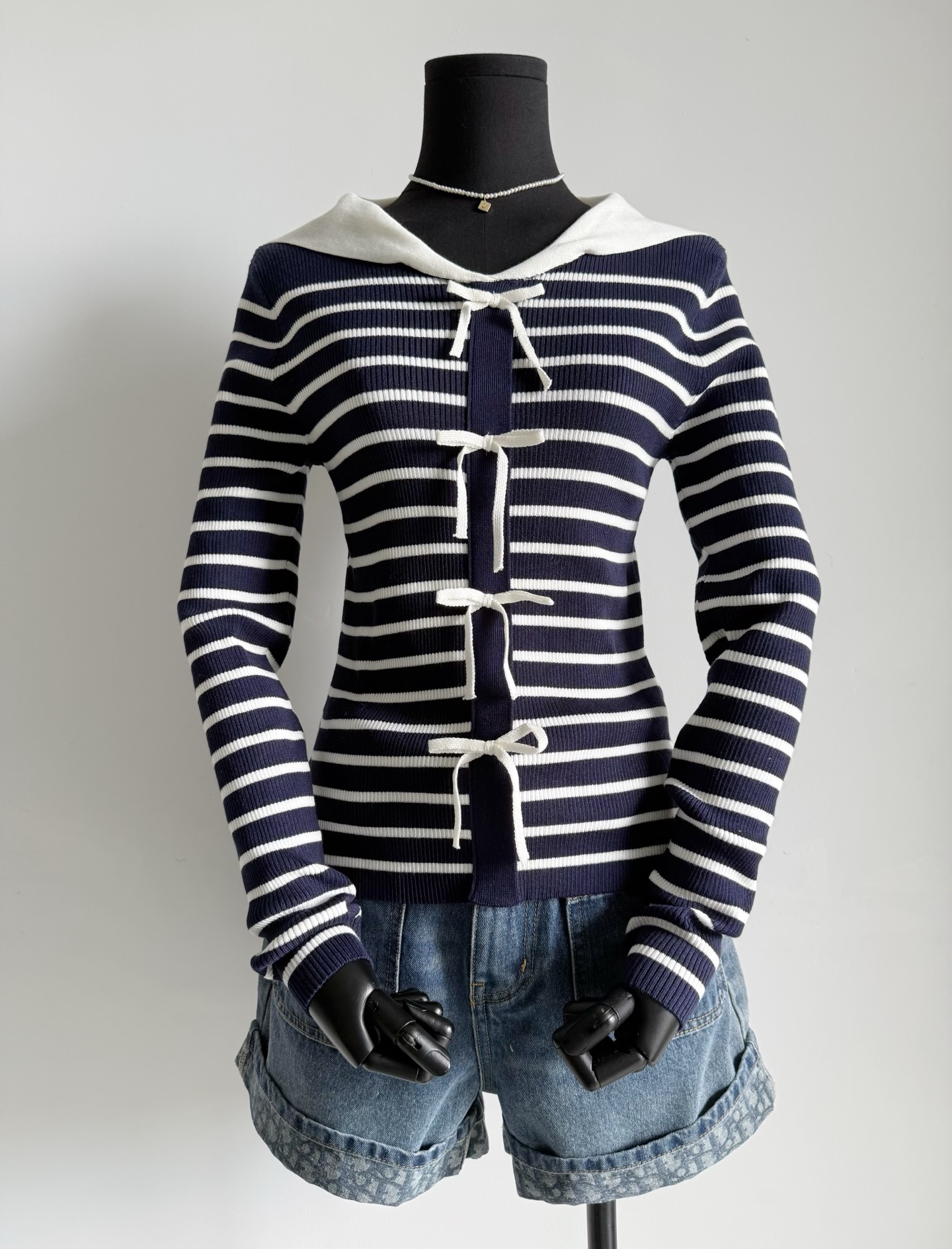 NO:477149,Summer and autumn cannot resist the college style. This piece is just right in balance. Super comfortable and elastic wool tinsel fabric is soft and has a cool atmosphere. It is more suitable for wearing close-fitting than ordinary wool. It is slimming and not tight. Both colors are very daily, full code is included in the library, alexander wang19860909夏秋抗拒不了学院风 这件将休闲和优雅平衡地刚刚好 超舒适弹力羊毛天丝面料 柔软的同时有一丝凉爽气息 比普通的羊毛更加适合贴身穿 收腰显瘦不紧绷 两个颜色都很日常,全码入库,,alexander wang,Women's clothing