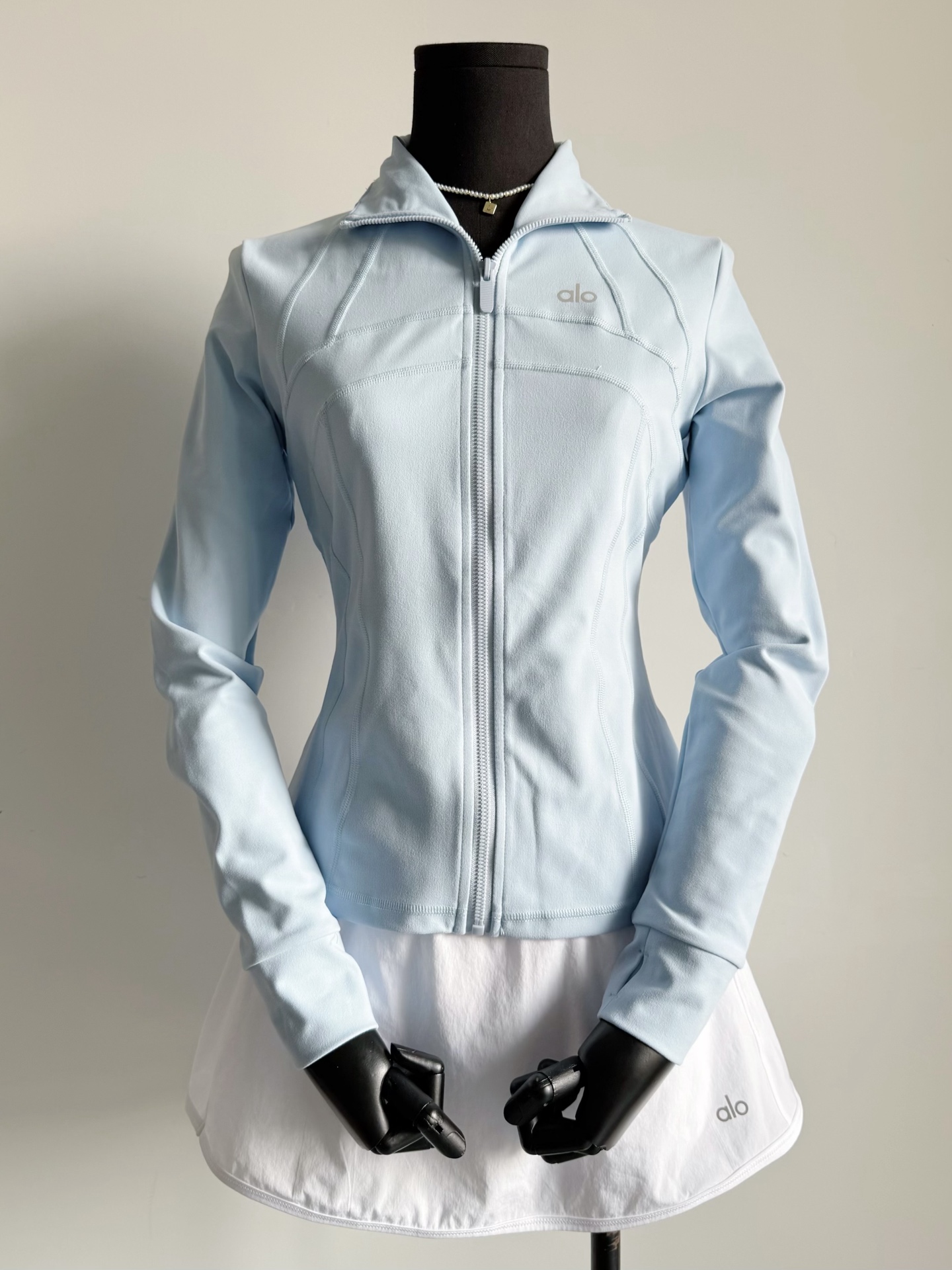 NO:484290,A blue with super beautiful saturation, which was selected after being compared more than 7 times!! The real shot cannot capture the beauty of the real thing at all. It is recommended that old customers close their eyes and look at the blue without making mistakes. It looks white and fairy-like, and it widens the gap with the outfits all over the street., alexander wang19860909饱和度超美的一件蓝色 对调了7次以上挑出来的 !! 实拍完全拍不出实物的美 推荐老顾客们闭眼冲蓝色不出错 超显白又仙气 和满大街的穿搭拉开差距,,alexander wang,Women's clothing