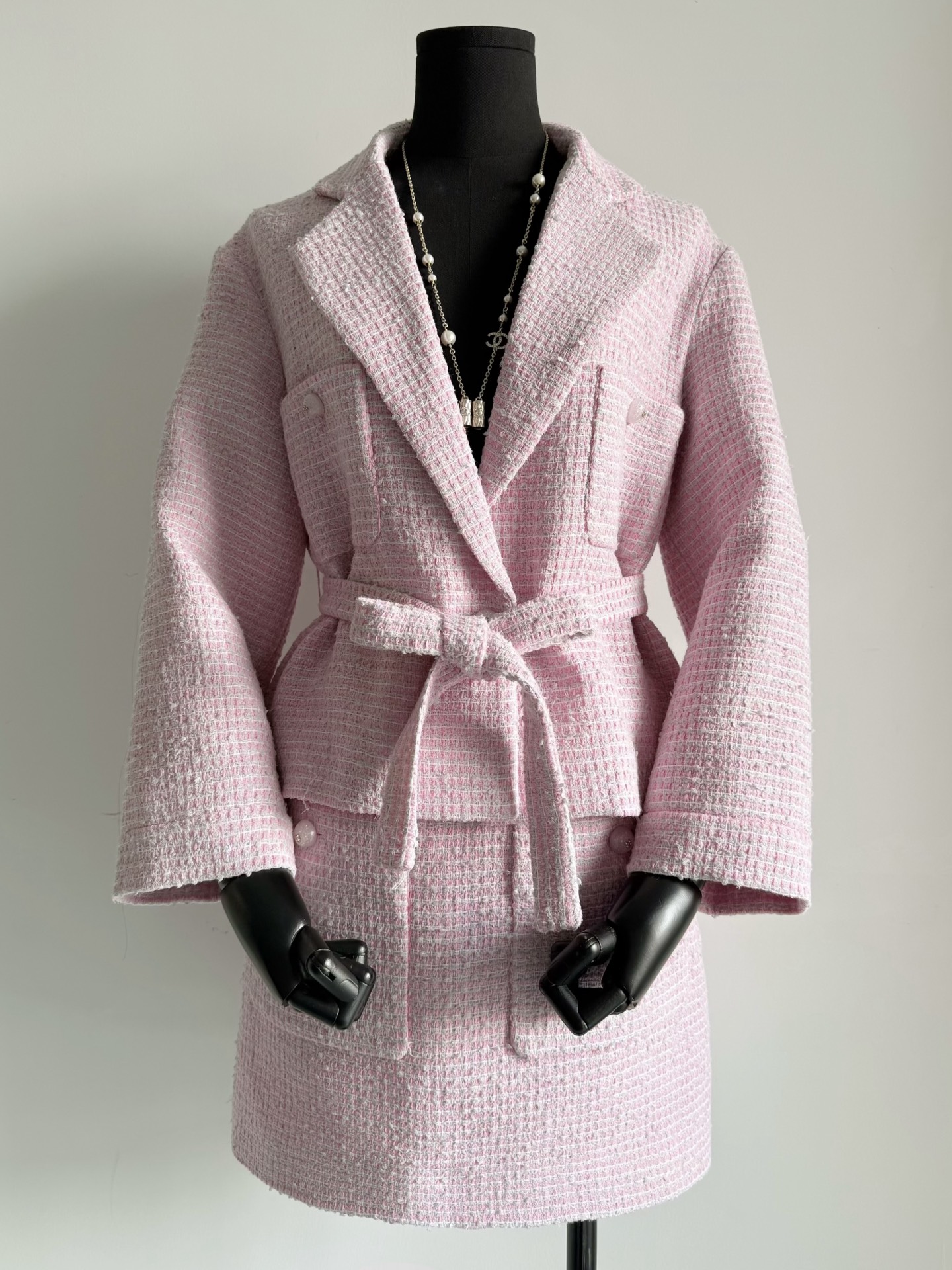 NO:477070,The key to wearing a tweed jacket that is not greasy is pink. The fabric that only comes out after 7-8 times of the same version. The physical saturation is very positive!! It is one of the rare high-end and elegant pinks. It is low-key and noble in daily wear. It is used as a skirt in the same series to attend various occasions. It is both young and beautiful and economical. The waist-hugging design does not look bloated. It can be worn at all figures/ages, skirts, jackets & coats, alexander wang19860909穿不腻的粗花呢外套关键还是粉色 对版对调7-8次才出来的面料 实物饱和度非常正 !! 是少有的高级又气质的粉 日常穿着低调显贵 配同系列半裙出席各种场合 既年轻貌美也经济独立 收腰设计不显臃肿 各种身材/年龄阶段都能穿,,skirts,jackets & coats,alexander wang,Women's clothing