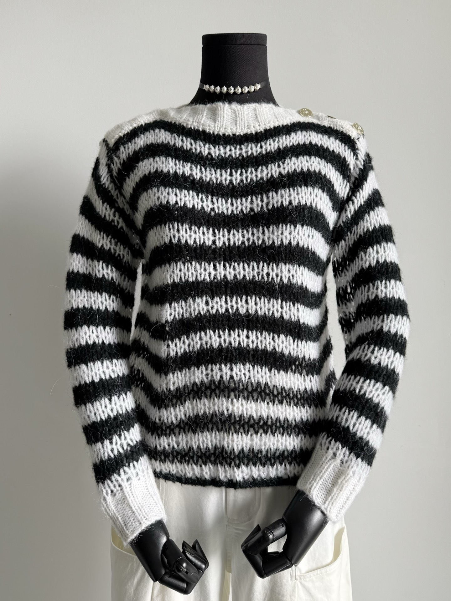 NO:499793,Gathered all the classic elements of Dr. Sea Soul Shirt + One-line collar + anchor buckle. After three or five years, I still feel excited~~ It seems simple but it is full of details. It uses heavy materials to determine weaving and dyeing. Including the right hollow series. Soft washing and restore texture. Suitable for wearing close-fitting clothes in early spring without tying meat. Alexander wang19860909集齐了dr的万年经典元素 海魂衫+一字领+船锚扣 过个三五年再次翻到依旧心动~~ 看似简单实则细节满满 重磅用料定织定染 包括恰到好处的镂空系列 柔软水洗还原质感 适合早春贴身穿不扎肉,,alexander wang,Women's clothing