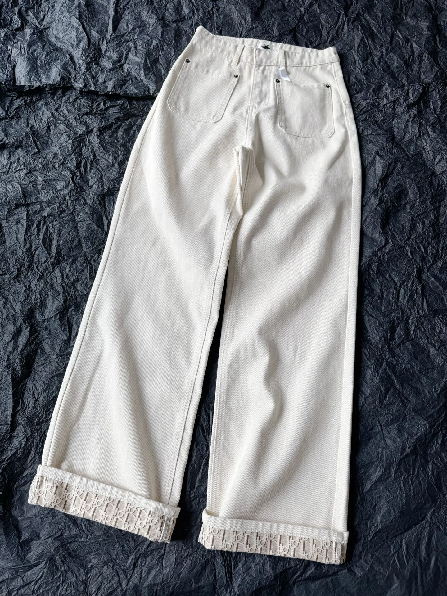 NO:499785,Presbyopia series of flipped jeans must be used all the time. This year's new color scheme is very much in love!! Customized khaki classic jacquard denim fabric, soft and comfortable and not stiff after washing. Straight-leg pants are slimming and long legs. You can wear them in daily life/size various ways to wear them. People with tall and shortness can wear them with confidence. The first batch of top quality is in stock, jeans, alexander wang19860909老花系列翻边牛仔裤要一直入 今年的新配色狠狠爱上 !! 定制卡其色经典提花牛仔面料 柔软洗水之后舒适不僵硬 直筒裤型上身显瘦显腿长 可日常可通勤/裤脚多种穿法 高矮个子都可放心穿它 顶级品质首批现货入库,,jeans,alexander wang,Women's clothing