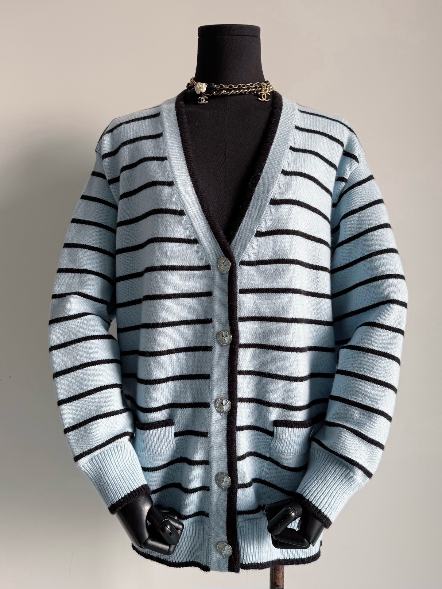 NO:475365,You really want to spend a small amount of money to do big things!!! Heavy industry creates a big cardigan that can be worn before and after. Detergent knitted and dyed wool (difficult to the ready-made goods on the market. The materials are particularly good for boys to wear. All small hardware buckles are made. Including the stitching of the style, it truly restores the essence. The silhouette is very lazy and the series that is truly worthy of your wardrobe collection. The cardigan/short cardigan/trouser skirt is purchased. yb, skirts, alexander wang19860909真正让你们花小钱办大事 !!! 重工打造前后都可以穿的大开衫 定织定染毛料（区别市面现成货 用料特别足男生也能穿 小五金配扣全部做足 包括版型的缝合真正还原精髓 廓形落肩慵懒十足 真正值得你衣橱收藏的系列 大开衫/短开衫/裤裙均购入yb,,skirts,alexander wang,Women's clothing