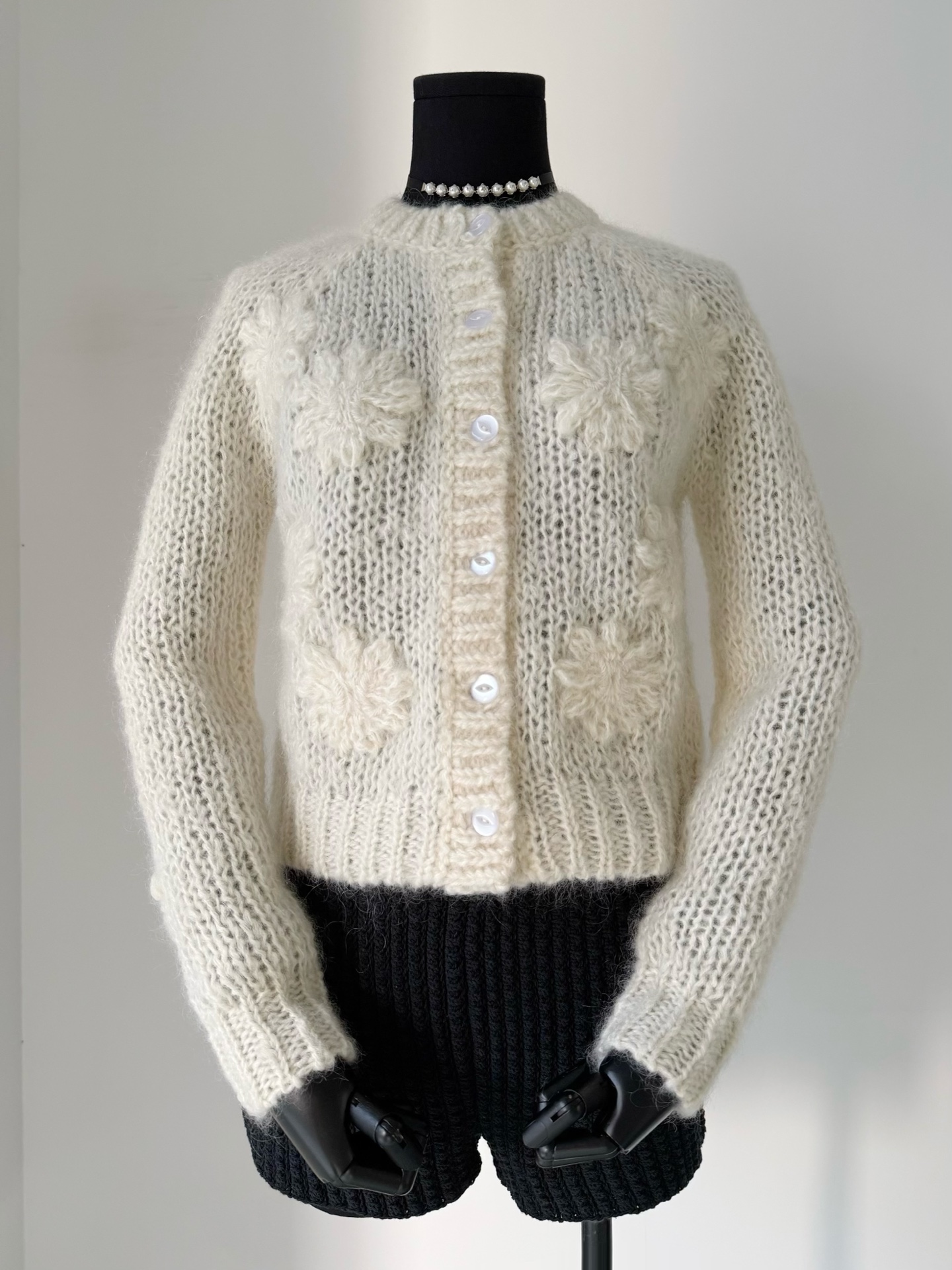 NO:484305,We have produced a messy version on the market. I have seen a lot of those shipped early. You can use our real photos to compare. Dingwool and dye mohair + wool wool. The rice and apricot color saturation is consistent. It includes soft and glutinous feel and toughness. It is not inferior to the cabinet that is above W. The fullness of the three-dimensional flowers is amazing. A cardigan worthy of the closet collection. Alexander wang19860909我们出品吊打市面乱七八糟版本 看到了不少很早出货的 可以拿着我们的实拍去对比 定织定染马海毛+羊毛毛料 米杏色饱和度一致 包括软糯的手感和韧性 完全不输上w的柜子 立体花花的饱满度太绝了 值得衣橱收藏的一件开衫,,alexander wang,Women's clothing