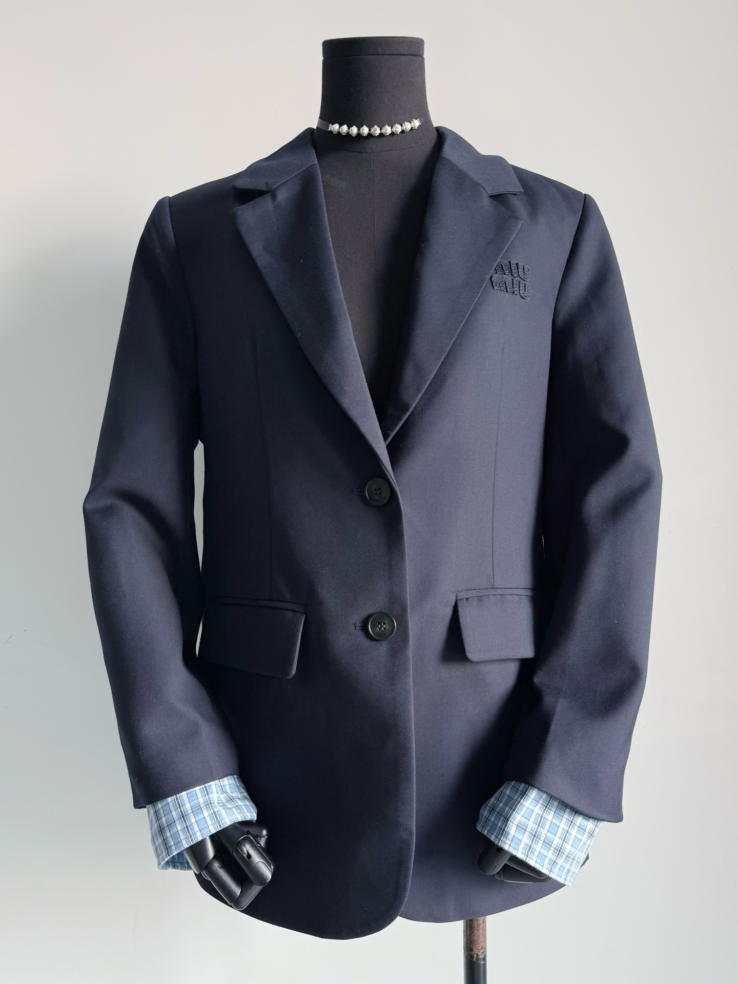 NO:495893,Those who have bought our suit jackets know the value of three-dimensional tailoring!! Wearing all kinds of imperfect shoulder shapes, they have good silhouettes, comfortable, lazy and atmospheric. Customized wool suit fabric is crisp and stylish. It can withstand multiple wear and washes, and does not collapse or deform. The cuffs of hidden blue patchwork shirts have a hint of fashionable feeling than ordinary suits. The same series of polo short-sleeved/skirts are all out, skirts, jackets & coats,shirts, T-shirt, business suit, alexander wang19860909入手过我们家西装外套的 都懂立体剪裁的含金量 !! 各种不完美肩型穿上它 都有廓形好比例,惬意慵懒又大气 定制绵羊毛西装面料挺括有型 经得起多次穿洗,不软塌不变形 深藏蓝拼接格纹衬衫袖口 比普通的西装更多了一丝时髦感 同系列polo短袖/半裙都出,,skirts,jackets & coats,shirts,T-shirt,business suit,alexander wang,Women's clothing