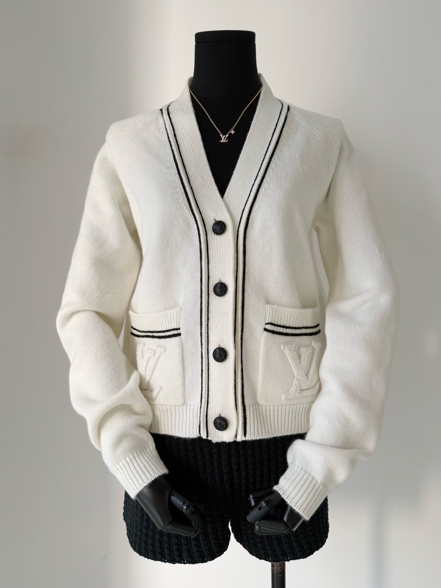 NO:473287,It took half a month to get the cabinet to get this hot style. It is really aware of it. ~~ The simpler/higher/the easier it is to wear. Select wool + cashmere wool. The fitted version V-neck contrasting edge. The upper body is surprisingly slim and lifting temperament. Judging from the daily exaggerated style of donkeys, this is the style of old money. The first batch of good goods are first come first served., louis vuitton, alexander wang19860909柜子等了半个月才拿到 这款的火爆真心是后知后觉 ~~ 越简单/越高级/越好穿 甄选绵羊毛+山羊绒毛料 合身版型V领撞色边 上身出奇的显瘦抬气质 和驴日常的浮夸风格来看 这款就是老钱风满满无可挑剔 首批好货入库先到先得,,louis vuitton,alexander wang,Women's clothing