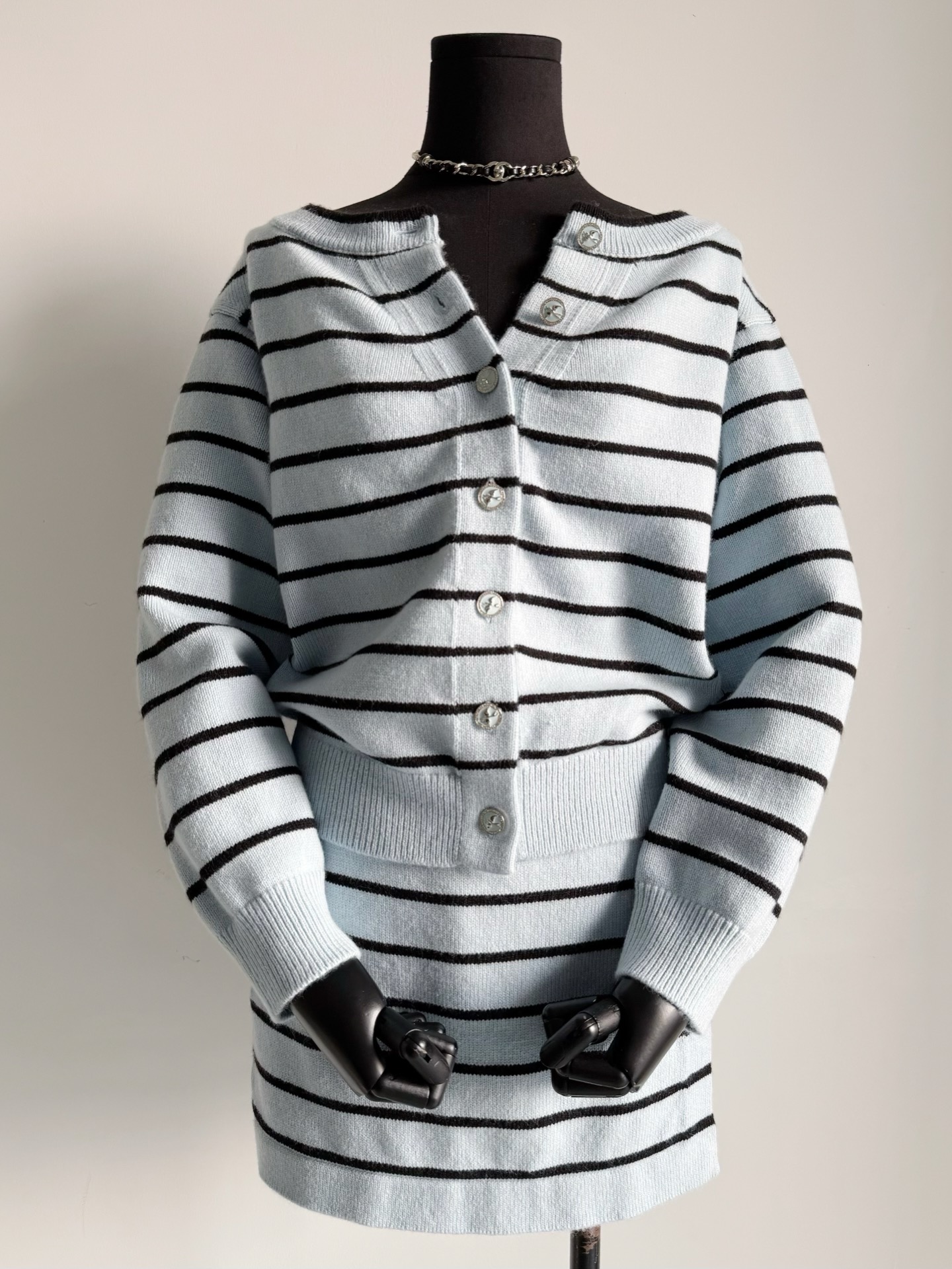 NO:484318,Small people recommend short cardigans. One piece that can be worn on the front and back. It can be used as a normal round-neck cardigan/a one-length collar/a side shoulders. It has different charms for you to control. The soft cashmere wool is suitable for wearing close-fitting without thorning. It looks more advanced and unconventional, skirts, alexander wang19860909小个子们都推荐短开衫 前后都能穿的一件 可当正常圆领开衫/可一字领/可斜肩 任你驾驭都有不同韵味 羊绒毛料柔软处理 适合贴身穿不扎肉 搭配同系列裤裙一起 更加显得人高级不落俗套,,skirts,alexander wang,Women's clothing