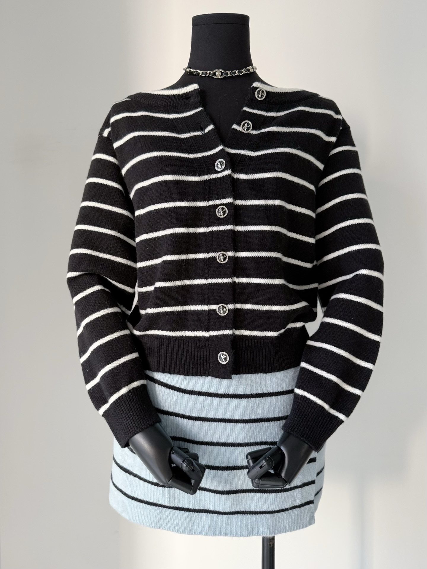 NO:484330,Small people recommend short cardigans. One piece that can be worn on the front and back. It can be used as a normal round-neck cardigan/a one-length collar/a side shoulders. It has different charms for you to control. The soft cashmere wool is suitable for wearing close-fitting without thorning. It looks more advanced and unconventional, skirts, alexander wang19860909小个子们都推荐短开衫 前后都能穿的一件 可当正常圆领开衫/可一字领/可斜肩 任你驾驭都有不同韵味 羊绒毛料柔软处理 适合贴身穿不扎肉 搭配同系列裤裙一起 更加显得人高级不落俗套,,skirts,alexander wang,Women's clothing