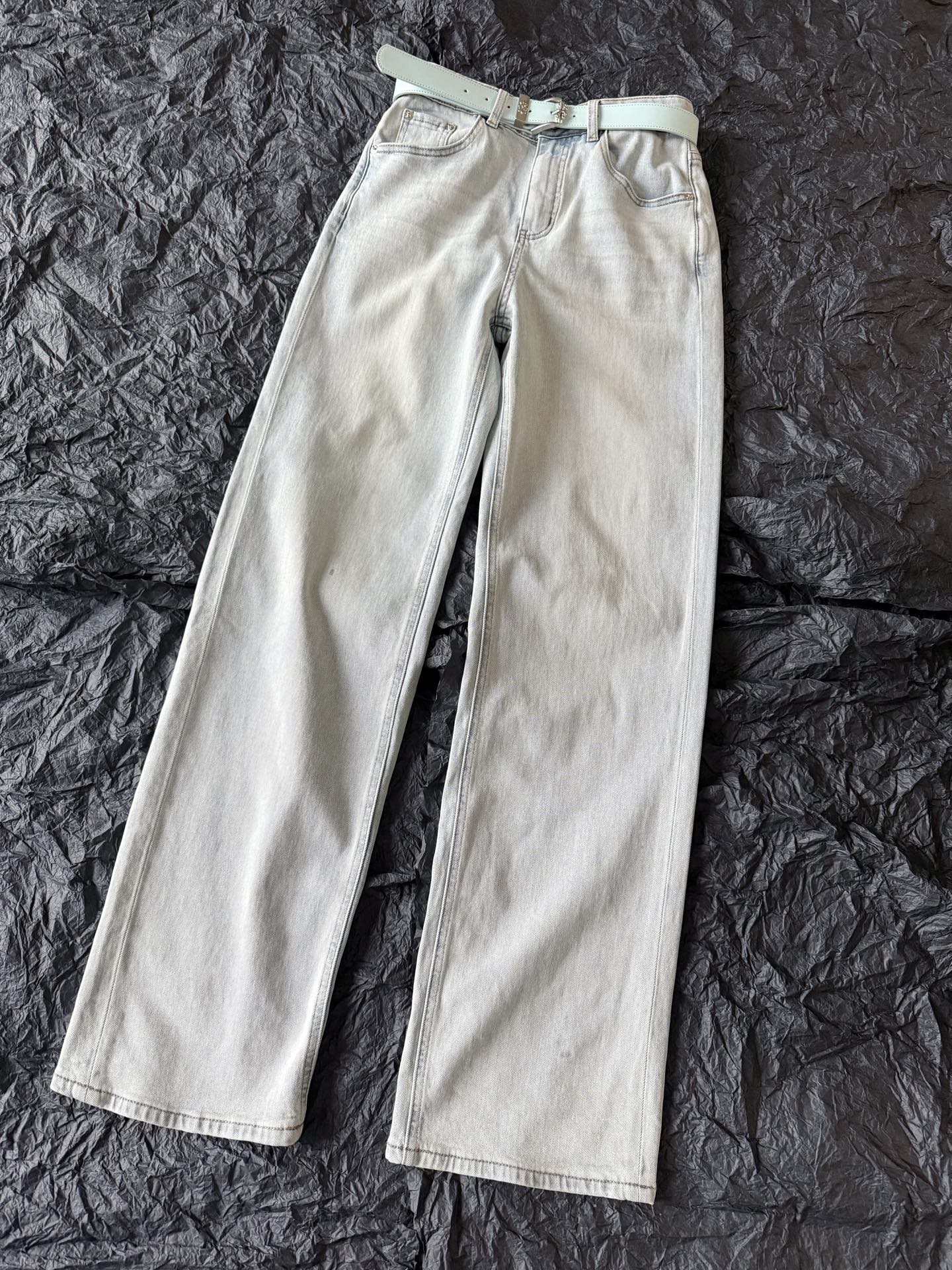 NO:500752,Light blue is the one that you need to wear in spring and summer. The color and design of this pair of pants are amazing. Fresh rice apricot blues, elegant and simple. The hem legs can be flipped red crosses to meet different styles. Straight-piece slimming is delivered with the same color belt. The whole person exudes an excellent aesthetic. Top quality spot-on first come first served, alexander wang19860909春夏就是要穿浅蓝色 这条裤子的配色和设计都绝了 清新米杏蓝调,优雅简约 下摆裤脚可翻边红色十字花 满足不同风格搭配 直筒显瘦配送同色系腰带 整个人散发着绝好审美 顶级品质现货入库先到先得,,alexander wang,Women's clothing