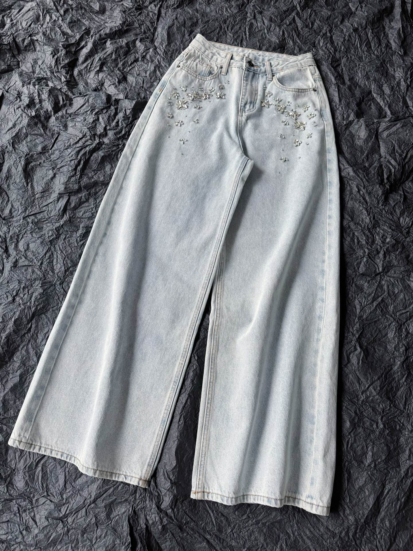 NO:484338,The value of this pants is ~~ No need to say anything more. The imported Aojiu is hand-sewn and time-consuming, and has reinforcement and is not easy to fall off. The straight wide-leg style does not limit the figure and leg shape. The color is very beautiful and not stiff at all. It has both high appearance and comfort. Alexander wang19860909这条裤子的含金量~~ 无需我再多说什么 进口奥钻纯手工缝制耗时耗力 都有加固处理不易脱落 直筒偏阔腿的版型 对身材和腿形都不设限 颜色非常美一点也不生硬 既做到了高颜值也做到了舒适度,,alexander wang,Women's clothing