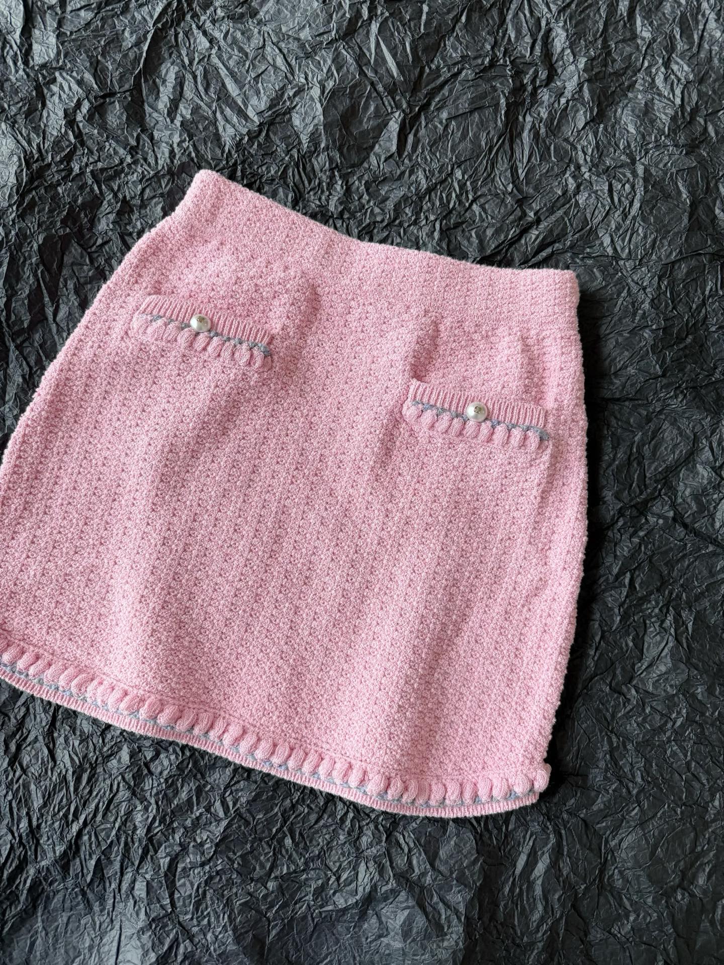 NO:481562,P All sweaters/coats can be matched with this skirt ~~ It can be worn from early spring to summer without being stuffy. The fixed fabric restores the feel of the texture. The hem is concave and convex, and still insists on the import machine to make the same version. Pink and white are all coded into the warehouse. Different from the low version on the market, I will be sure to take photos of my home. Skirts, jackets & coats, alexander wang19860909P所有的针织衫/外套 都可以用这条裙子搭配 ~~ 可以从早春穿到夏天不会闷热 定织面料还原手感 下摆凹凸感明显的提花 依旧坚持进口机器对版制作 粉色白色都齐码入库 区别市面低版本认准我家实拍,,skirts,jackets & coats,alexander wang,Women's clothing