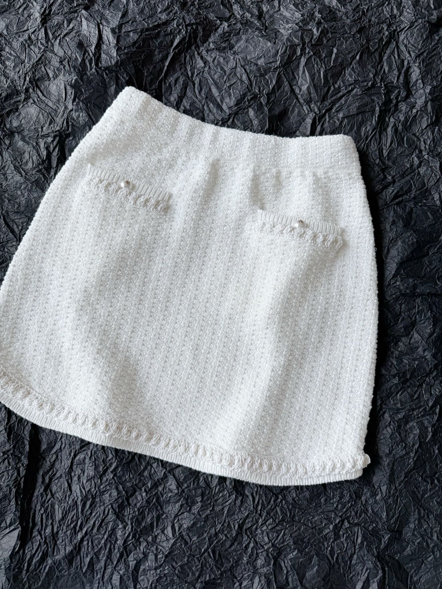 NO:481575,P All sweaters/coats can be matched with this skirt ~~ It can be worn from early spring to summer without being stuffy. The fixed fabric restores the feel of the texture. The hem is concave and convex, and still insists on the import machine to make the same version. Pink and white are all coded into the warehouse. Different from the low version on the market, I will be sure to take photos of my home. Skirts, jackets & coats, alexander wang19860909P所有的针织衫/外套 都可以用这条裙子搭配 ~~ 可以从早春穿到夏天不会闷热 定织面料还原手感 下摆凹凸感明显的提花 依旧坚持进口机器对版制作 粉色白色都齐码入库 区别市面低版本认准我家实拍,,skirts,jackets & coats,alexander wang,Women's clothing