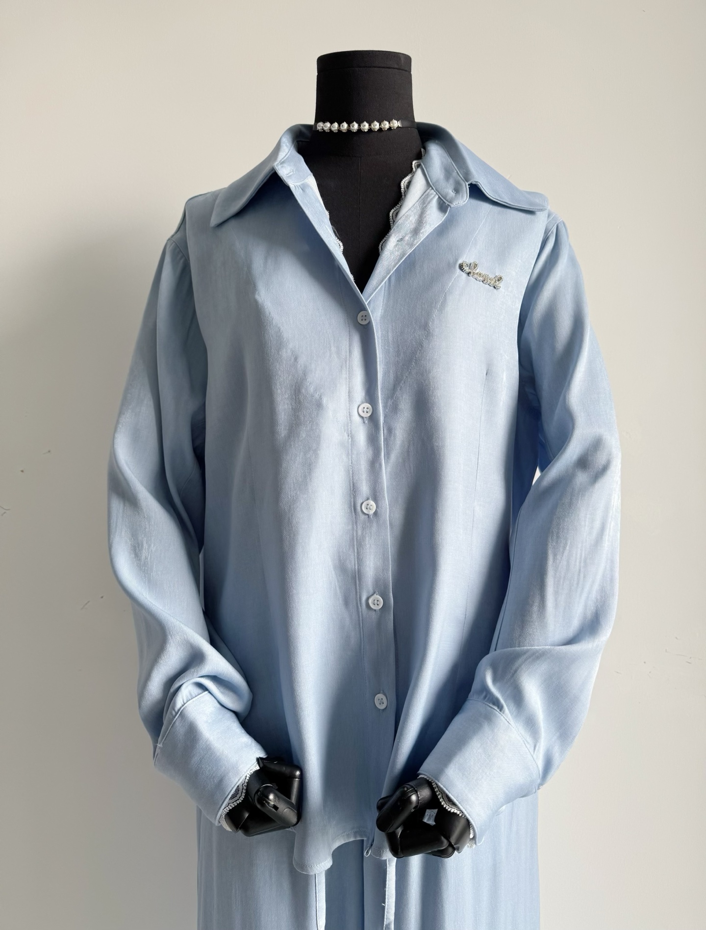 NO:474112,A suit prepared for our socialite customers. I love this long-sleeved shirt in the hot summer. It can protect you from the sun and is very cool and comfortable!! Different from the styles you already have in your wardrobe. The shirt is lined with lace and details are super sweet. Paired with sun protection wide-leg trousers. The matte texture is much more advanced than the glossy surface. Selected high-end blue/elegant white. The first batch of spot full codes are included in the inventory, Shirts, alexander wang19860909给我们家名媛顾客们准备的套装 闷热夏季就爱这种长袖衫 可防晒还很冰凉舒适 !! 区别于你衣橱已有的款式 衬衫内衬拼接蕾丝细节超嗲 搭配防晒阔腿长裤 哑光质感比亮面高级多了 甄选高级蓝/典雅白 首批现货全码入库,,shirts,alexander wang,Women's clothing