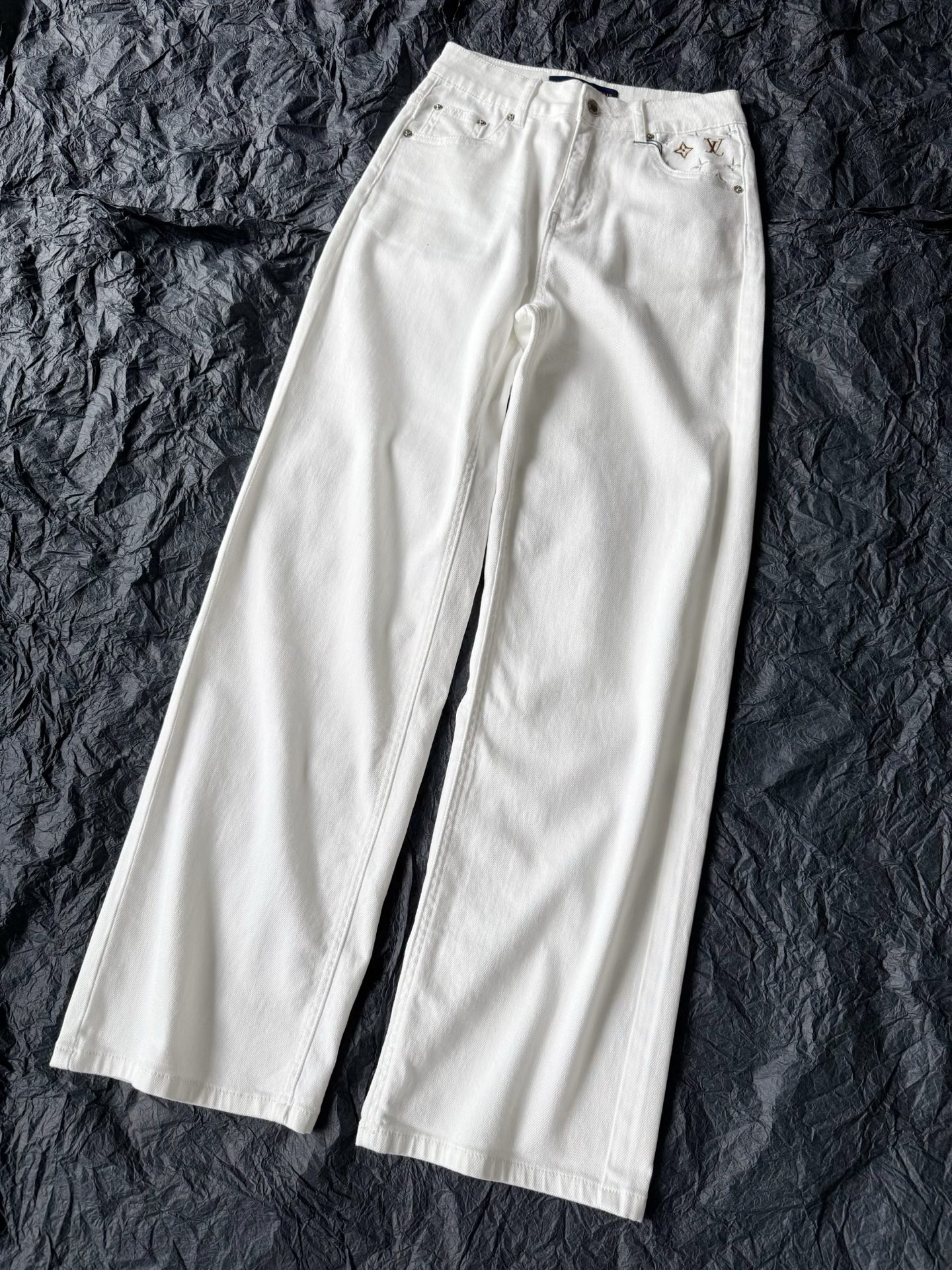 NO:474097,Jeans that can be worn in summer only to know how soft it is when you get it!! Comfort is like casual pants, no limits at all/super comfortable. Classic simple embroidery echoes the front and back. There is no unnecessary design overall. White pants and all tops in the wardrobe can match, jeans, alexander wang19860909夏天也能穿的牛仔裤 拿到手才知道它有多柔软 !! 舒适度如休闲裤一般 完全不设限/超自在 经典简约刺绣前后呼应 整体没有一处多余的设计 白裤子和衣橱一切的上衣都能搭,,jeans,alexander wang,Women's clothing