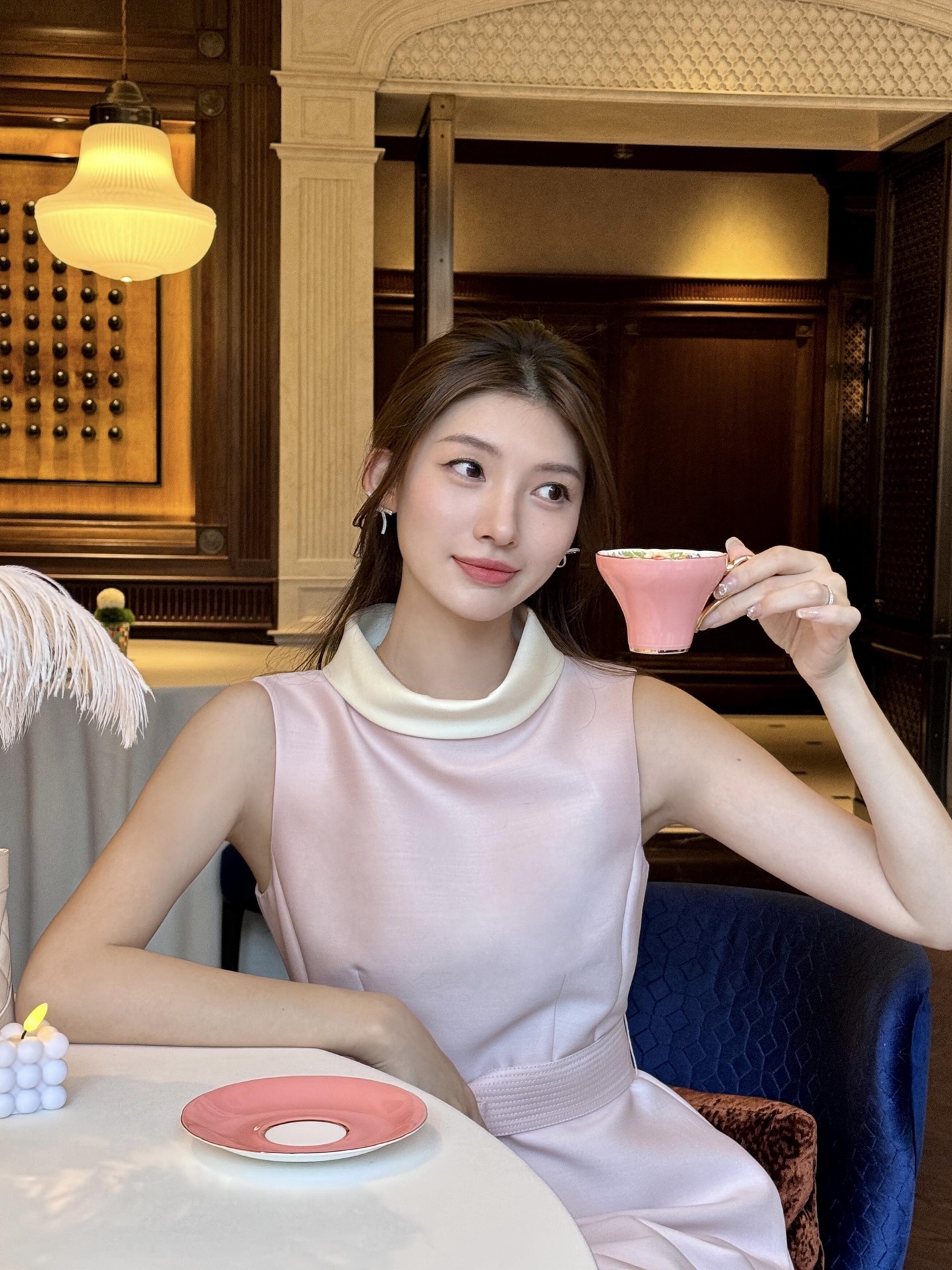 NO:762617,He behaves calmly and confidently, with the feeling of beauty and wealth,19860909举手投足 从容底气 人美多金的感觉,,,Women's clothing