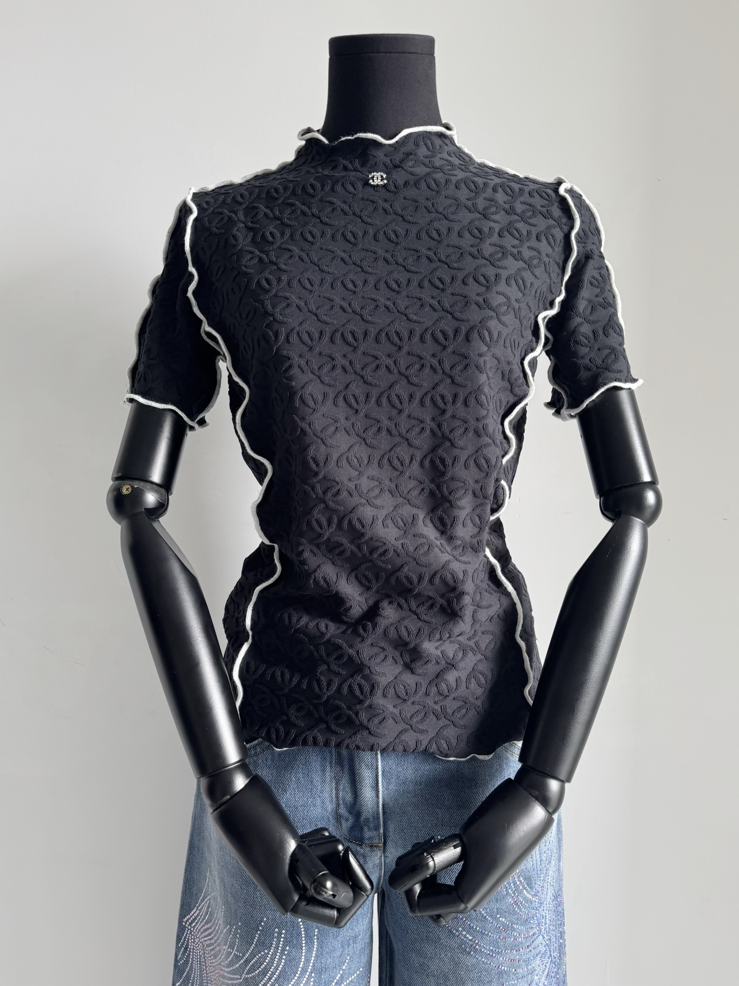 NO:500719,Babies who are afraid of heat can receive it with confidence. This piece looks stuffy but is actually cool and comfortable. The inside is extremely cool. The base is breathable and sweat-free. The double C letters have high-quality jacquard details. It has obvious concave and convex feel. It has a lot of elasticity and no limit on the figure. It can be matched with shorts/skirts. It looks good, skirts, shorts, alexander wang.19860909怕热的宝宝可以放心收 这件看似闷热实则冰凉舒适 内里极其凉爽的冰丝打底 透气排汗不输任何棉tee 双C字母立体提花细节高级 有明显的凹凸手感 弹力也很大对身材不设限 可搭配短裤/半裙都好看,,skirts,shorts,alexander wang,Women's clothing