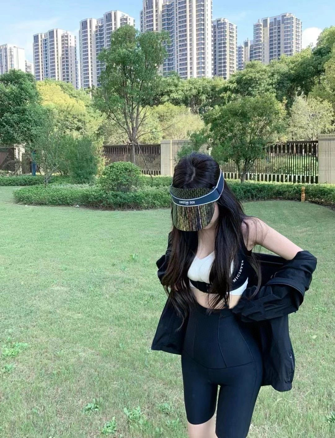 NO:797277,It is an accessory that rich women love as a bonus to their outfits.19860909是富婆们都爱的配饰 穿搭加分项,,,Women's clothing