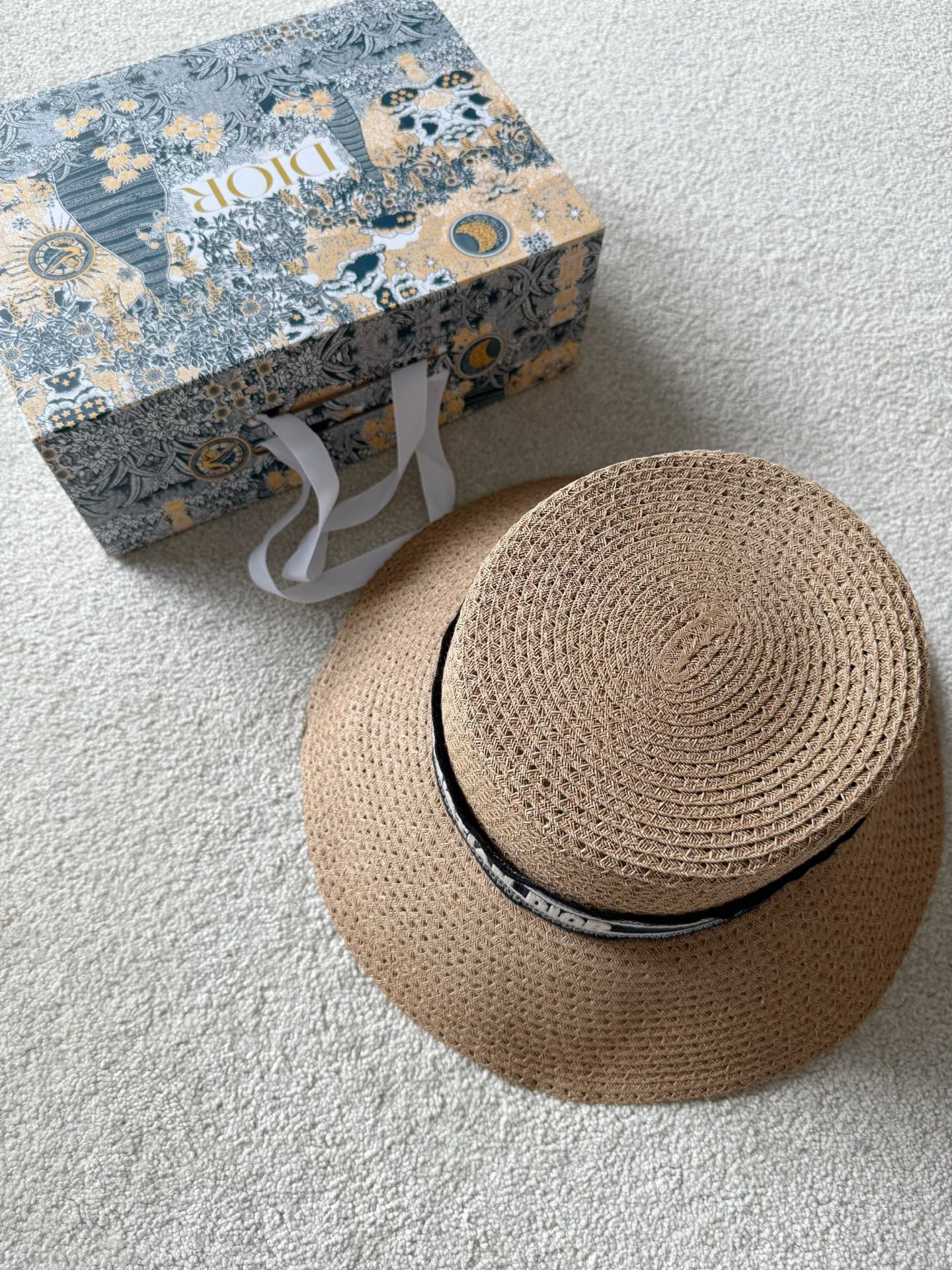 NO:797290,A hat also needs to be different from the market. Grab this straw hat quickly!! Whether it is the material, hat shape or wearing effect, it is the highest level in the industry. The weaving texture is exactly the same. The tight weaving is not easy to deform. It is tall and stylish when worn and will not collapse. Imported three-dimensional embroidery, pure hand-sewn silk scarf ribbon. What you see is what you get, a rare good product, hats,19860909一顶帽子也要和市面拉开差距 这顶草帽你们赶快抢 !! 不论是用料 帽型 还是戴上效果 都是行业内天花板级别 一模一样的编织纹理 紧密织造不易变形走样 戴上挺拔有型不会软塌 进口立体刺绣,纯手工缝盘丝巾织带 所见即所得的稀缺好货,,hats,,Women's clothing