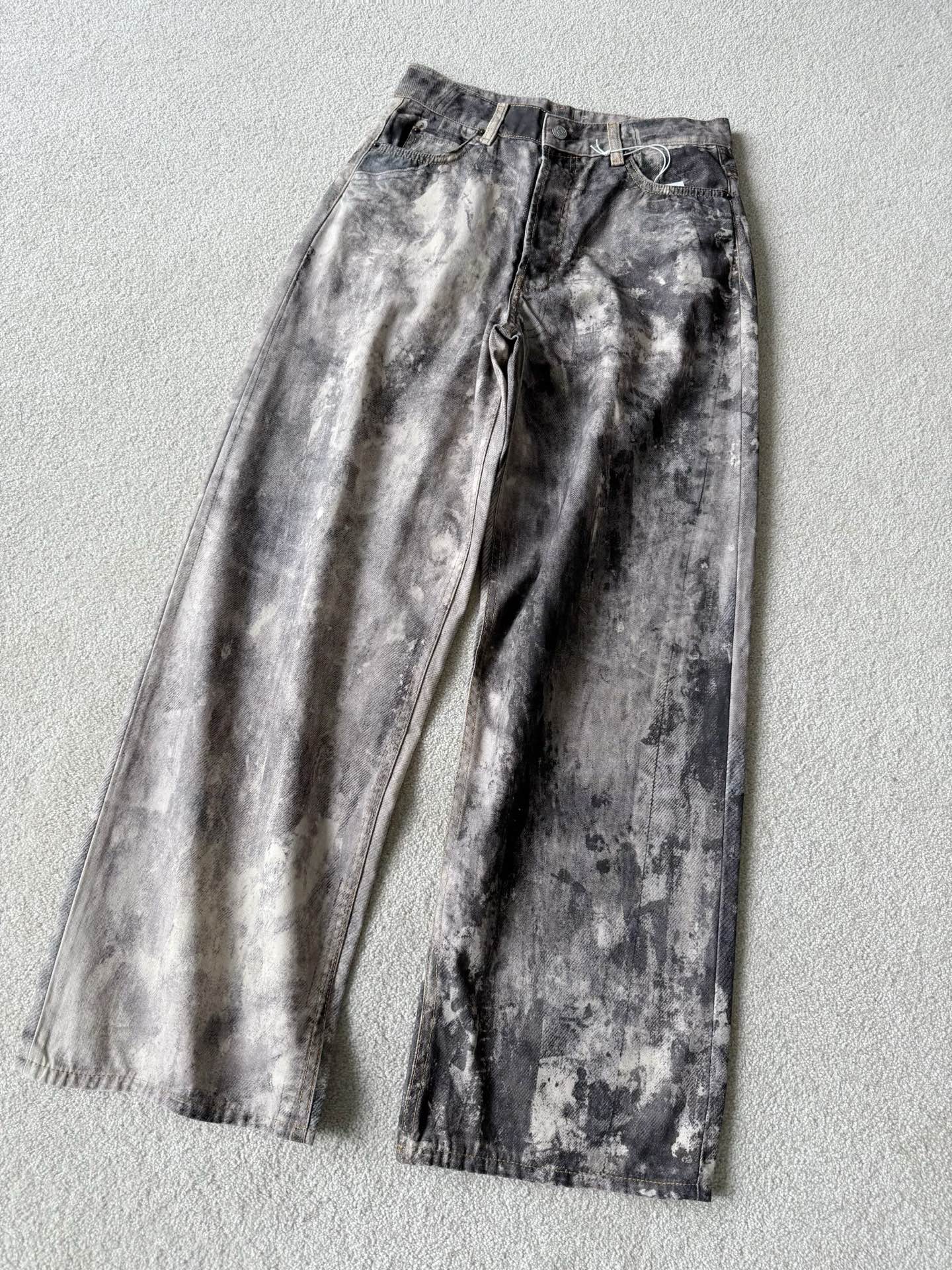 NO:534790,This year I got the poison of acnE jeans. I can't stop buying and buying~~ It's really easy to wear and fashionable. The new season of men's pants can also wear them. Imported machine restores 3D three-dimensional clear printing. Straight-leg pants cuts and left and right legs are different. The visual feast of splashing ink and making the effect is outstanding. Whether it is fitted with a vest or a short tee, acne studios, jeans, alexander wang19860909今年中了acnE牛仔裤的毒 停不下的买买买~~ 实实在在的好穿又时髦 新一季男裤女生也能穿 进口机器还原3D立体清晰印花 直筒裤型剪裁左右裤脚不一样 泼墨做旧效果视觉盛宴 不论是配背心还是短tee都出挑,,acne studios,jeans,alexander wang,Women's clothing