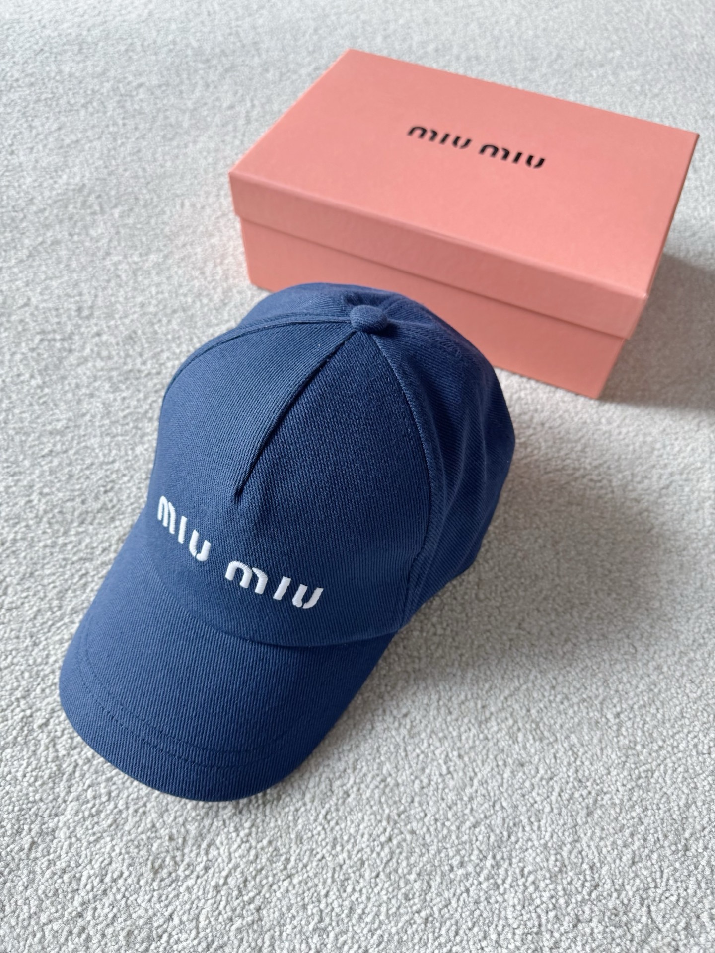 NO:794722,It goes without saying that the long-term wearing principle is not outdated. It is needless to say that this baseball cap has been worn many times in private servers by Zhang Yuanying. The original camera shows you the hat shape in 360 degrees without any filter. PS, no matter what hair style it is, it will look plump and round. This kind of hat is a super bonus when going out/traveling every day~~,,hats,19860909长期佩戴主义不过时 无需多言的一顶棒球帽 张元英多次私服都有佩戴它 ~~ 原相机360度给你们展示帽型 无任何滤镜PS 不管什么头型代都会显得饱满圆润 日常出门/外出旅行 这种帽子都超级加分~~,,hats,,Women's clothing