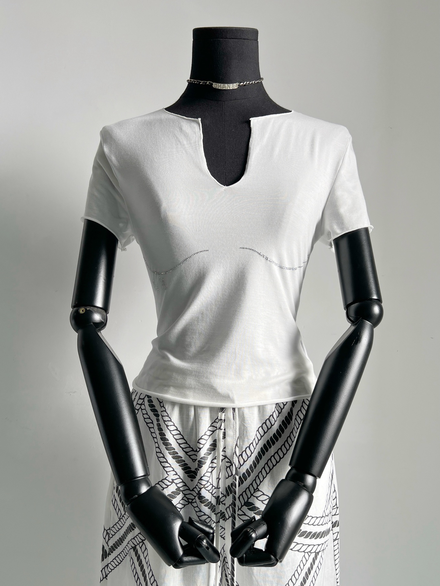 NO:475377,Everyone is rushing to keep this 'breathable tee' is so suitable for the stuffy Guangdong. People who see the real thing praise it!! Ultra-thin silk cotton is slim but not tight. The elasticity is very strong. It has no limit on the figure. White and high-end black makes you look slim. The perfect V-neck exposed collarbone. It is visually effortless to lose 5 catties., alexander wang19860909大货刚入库人人都抢着自留 这件“会呼吸的tee” 太适合闷热的广东了 见到实物的人都狠狠夸 !! 超轻薄天丝棉修身但不紧绷 弹力很大对身材不设限 白色高级黑色显瘦 恰到好处的V领露处锁骨 视觉上不费力瘦5斤,,alexander wang,Women's clothing