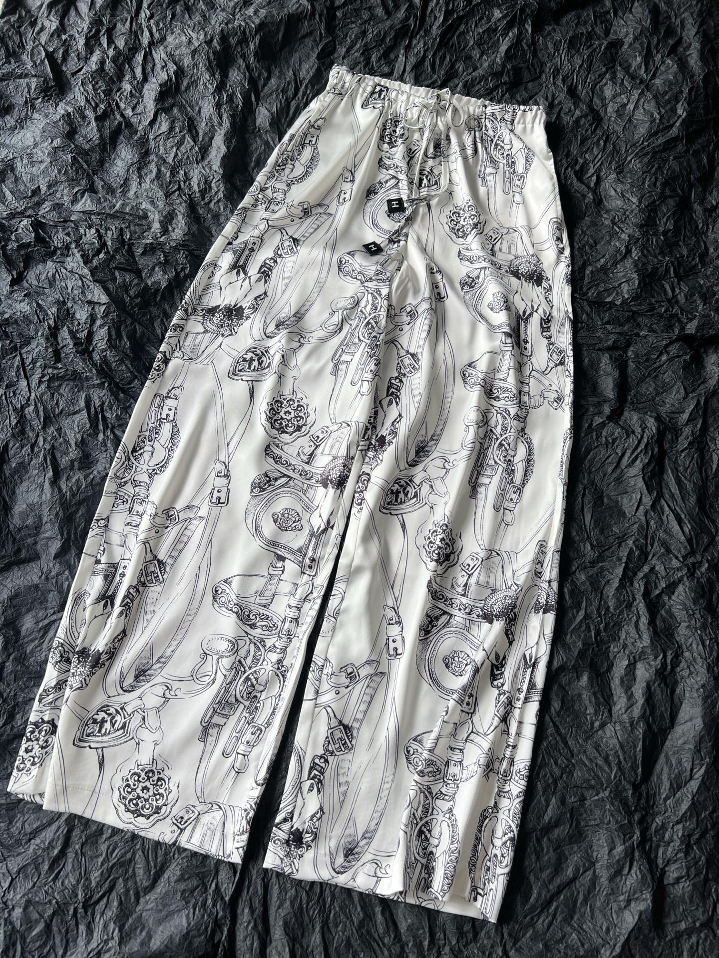 NO:475350,The sunscreen pants that come back on time every year. Customers who wear them understand their value~~ It is cool, breathable, sun-proof and easy to wear. Basically, everyone wears two pieces of clothing. The new season's scarf print is high-end and clear. It has a cool touch. The upper body has its own air conditioner and cooling effect. It is still elegant white and slim and black. Full code is available in stock every day., alexander wang19860909每一年都准时复出的防晒裤 穿过的顾客都懂它的含金量~~ 凉爽透气/防晒又好穿 基本都是人手2条换着穿 新一季的丝巾印花高级且清晰 到手冰冰凉的手感 上身自带空调降温效果 依旧是典雅白和显瘦黑超好搭 全码现货入库每天发,,alexander wang,Women's clothing