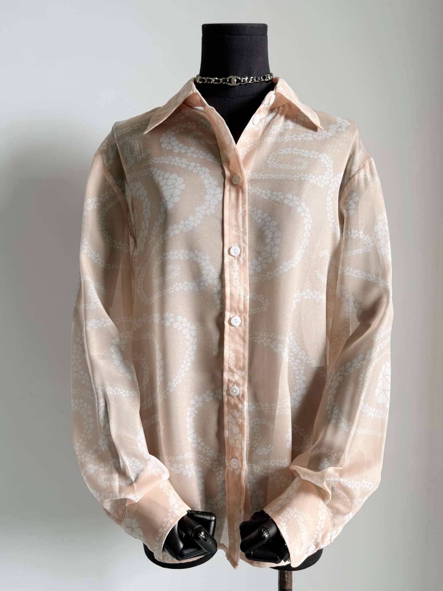 NO:474115,Cocobeach series buys a lot every year. Simple printed shirts can be used for daily travel and travel. A small piece is also convenient to carry. Ultra-light and thin sunscreen fabric is comfortable and breathable. It can resist the hot summer and is much easier to handle than silk fabric. It absorbs moisture and sweats without fear of heat. Two colors are in stock. Shirts, real silk, alexander wang19860909Cocobeach系列每年都买很多 简简单单的印花小衬衫 日常出街/度假出游都能用上 小小的一件携带也方便 超轻薄的防晒面料舒适透气 既能抵御炎炎夏日 也比真丝面料好打理很多 吸湿排汗不怕热/两色现货入库,,shirts,real silk,alexander wang,Women's clothing