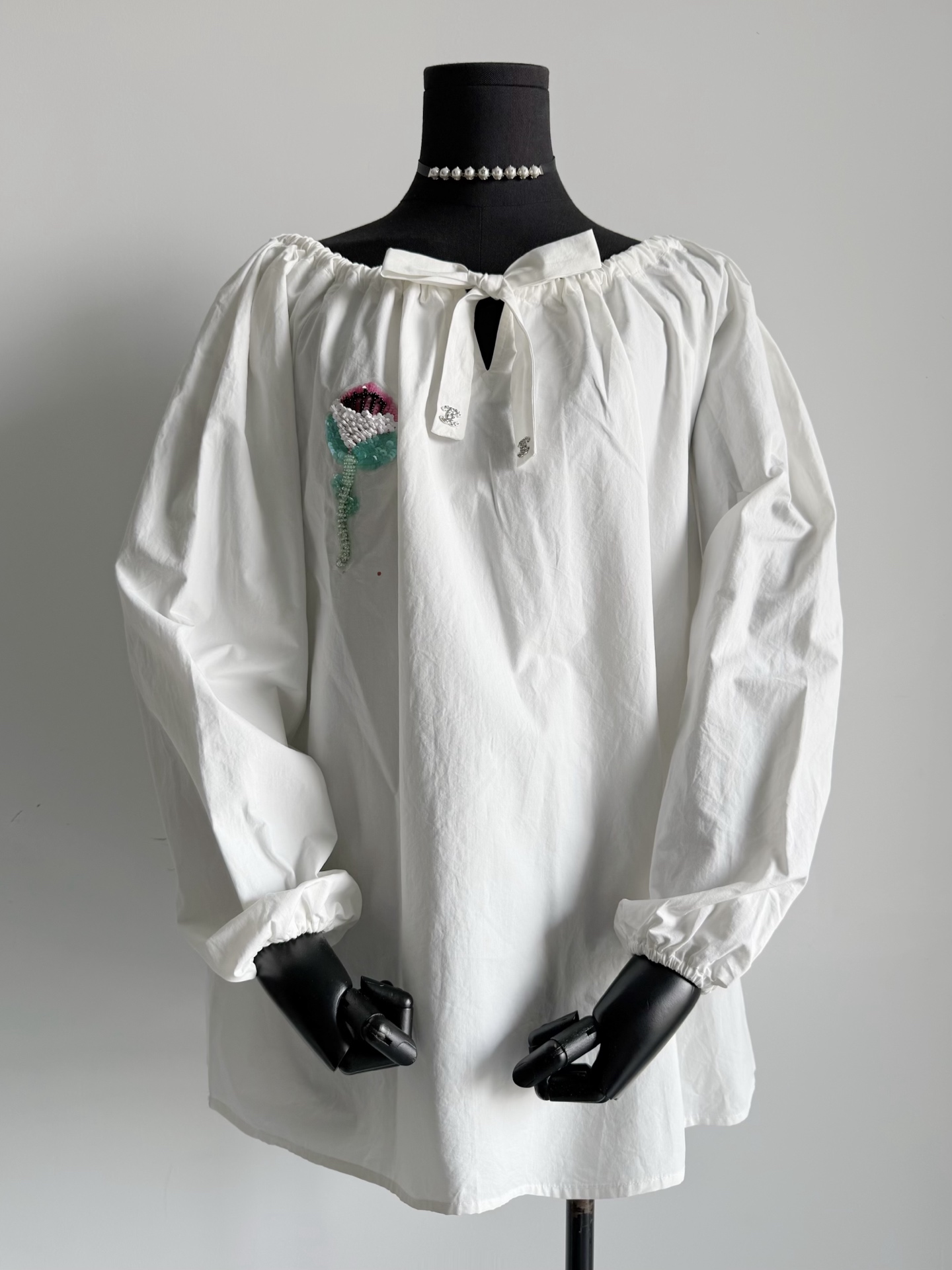 NO:506101,The Japanese mid-autumn fragrance is hard to come by. This is so beautiful!! A good aesthetic shirt top that is not easy to wear the same clothes. You can be a skirt for about 165. Pure cotton materials are breathable and comfortable. Three-dimensional loose one-length tailoring is excellent inclusive. You can wear it on your shoulders or one-length collar. It has a sense of design and practical wear. It is slow to wait for the order to make up!!,, skirts, shirts, alexander wang19860909可遇不可求的日本中古香 这件美得太出挑了 !! 不易撞衫的好审美衬衫上衣 165左右的个子都能当裙子get 纯棉用料透气舒适 立体宽松一字领剪裁包容性极佳 可以斜肩也可以一字领穿 有设计感也有实穿性 手慢又是等补单的节奏喽 !!,,skirts,shirts,alexander wang,Women's clothing