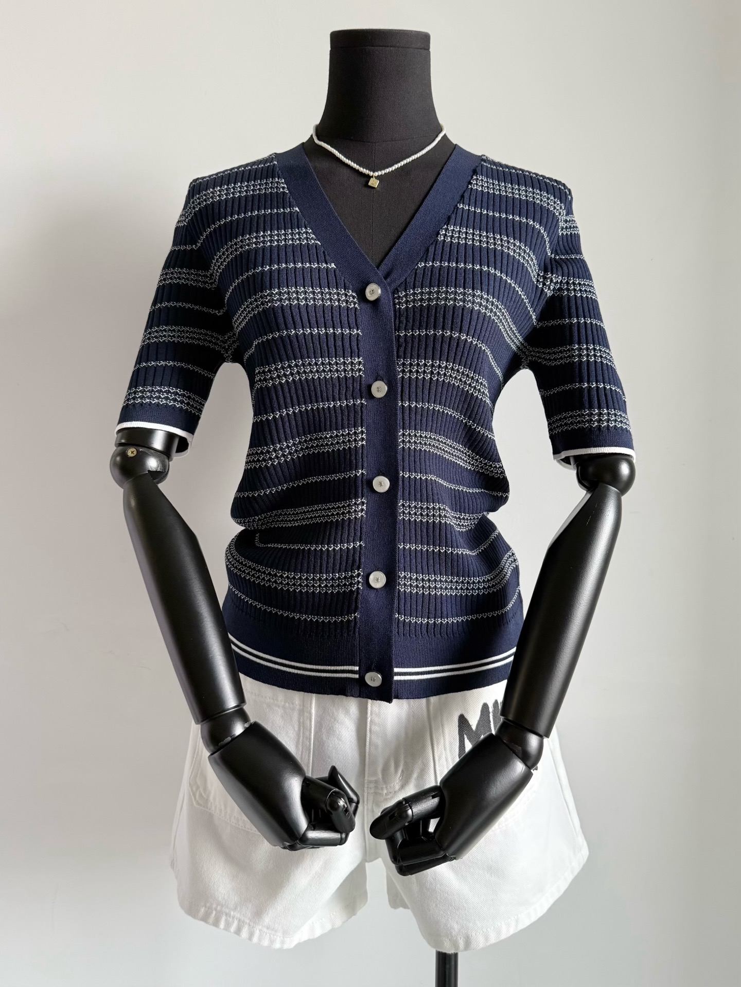 NO:466197,Rich and idle people love sweaters in summer. They are more elegant than ordinary tee and have a higher comfort!! The light and soft wool fabric is elastic. The two wool materials are dyed with dark blue and rice and apricot white. It is easy to match with slimming and suitable for close-fitting wear. You can match any shorts from the closet. Integrate the daily sense of pride., shorts, alexander wang19860909富贵闲人夏天都爱针织衫 比普通的tee更有气质 穿着舒适度也更加高 !! 轻薄柔软羊毛面料富有弹力 深藏蓝和米杏白两种毛料定染 显瘦好搭配适合贴身穿 从衣橱随便抓条短裤都能搭 融入日常的矜贵感,,shorts,alexander wang,Women's clothing