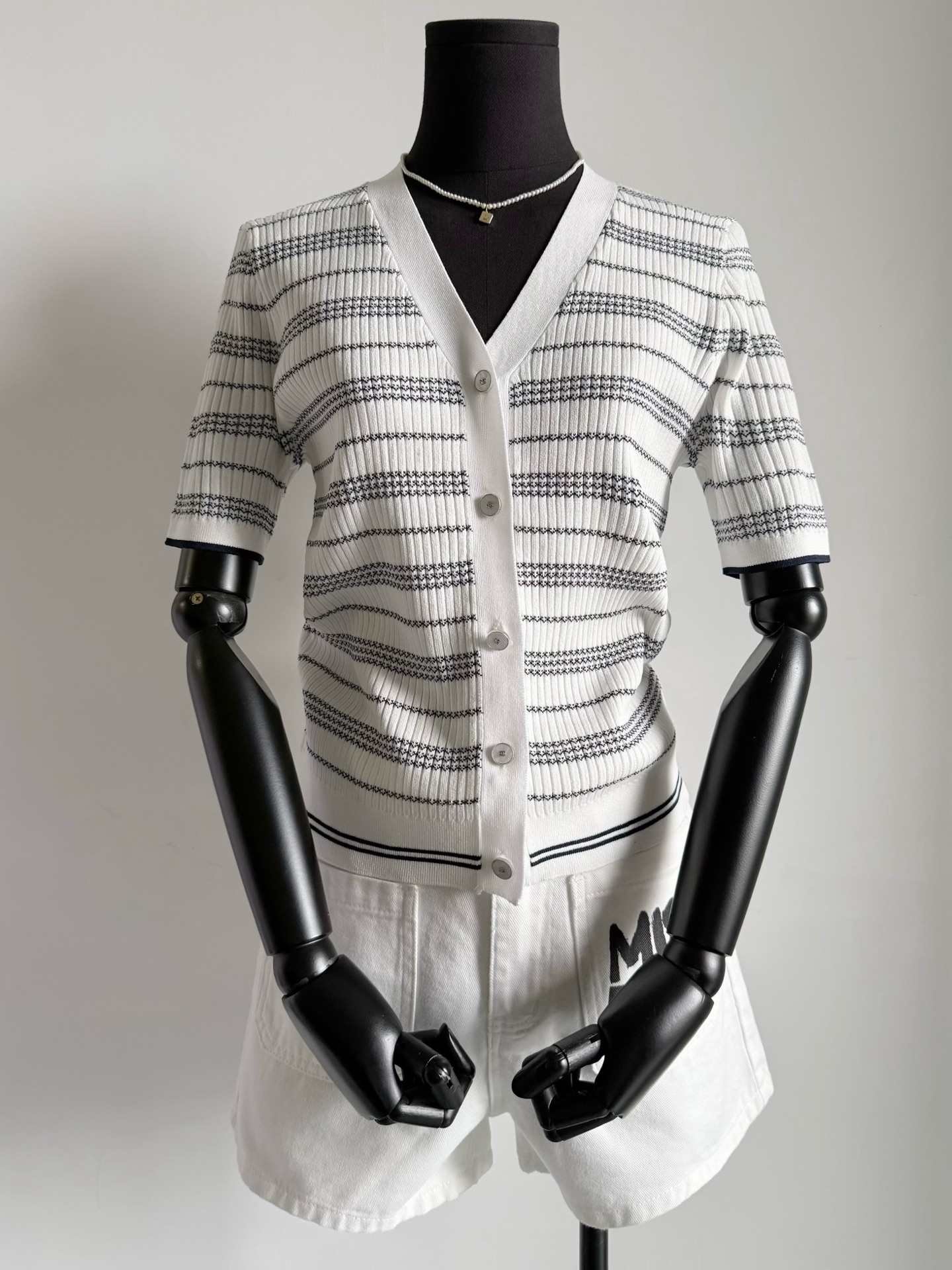 NO:466185,White details, elegant and elegant, more and more love, alexander wang19860909白色细节图 典雅大气越品越爱,,alexander wang,Women's clothing