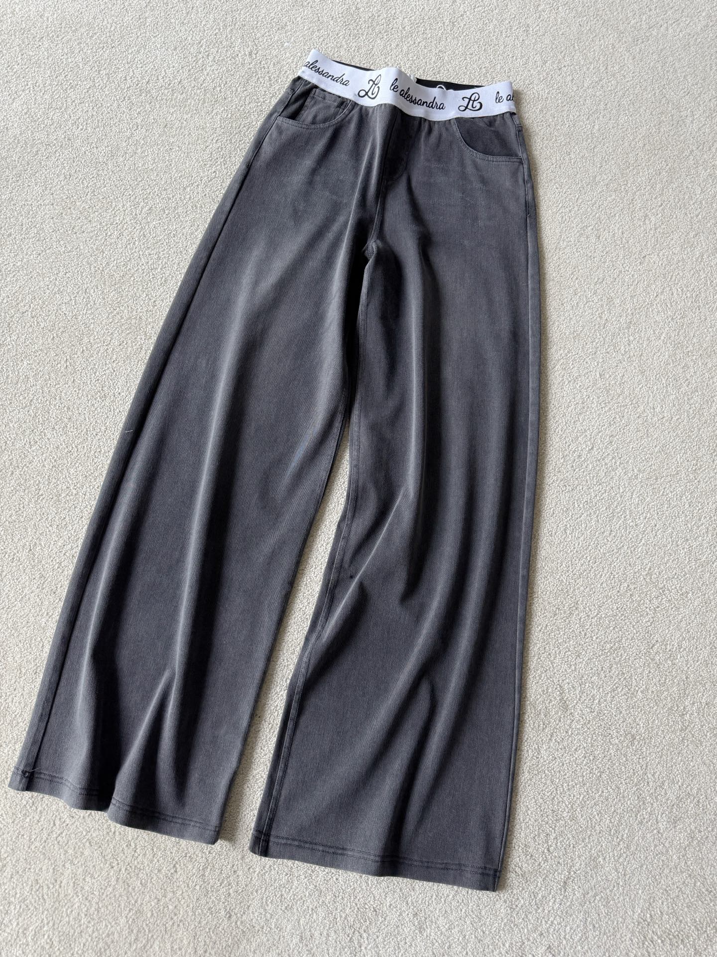 NO:484327,A pair of casual pants that can be used for daily use/sports is a summer style that is super thin and draped to meet the needs of many occasions ~~ Customized black and gray light denim cotton, imported elastic logo waist, hide flesh and make it look thin and has no sense of restraint, can be matched with all black and white tee, alexander wang19860909可日常/可运动的一条休闲神裤 是夏天款超轻薄又垂坠十足 满足多场合的穿搭需求 ~~ 定制黑灰色轻薄牛仔棉做旧感 进口弹力logo腰 藏肉显瘦也无束缚感 可搭配一切黑白tee,,alexander wang,Women's clothing