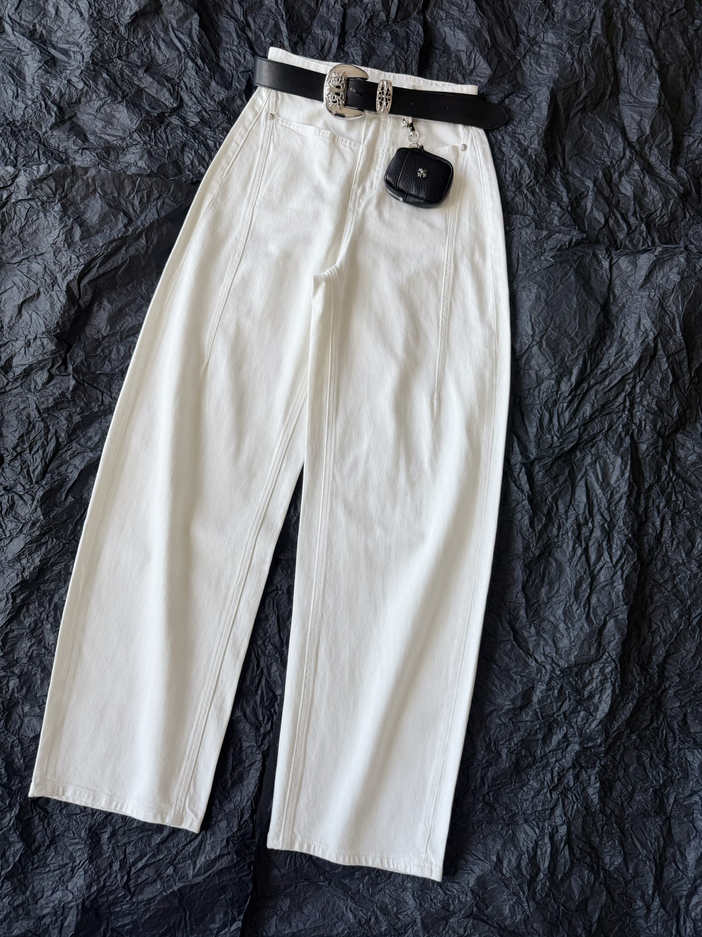 NO:471163,Real photos of the white details can be said to be a rare boutique. This kind of belt bag is available for sale with added quality. You can take a screenshot and ask about the price of the jewelry store. We just buy pants and get it!!,,alexander wang19860909正白色细节实拍图 可以说是可遇不可求的精品 这种品相加配送的腰带小包 都能截图去问饰品店价格 我们是直接买裤子就送 !!,,alexander wang,Women's clothing