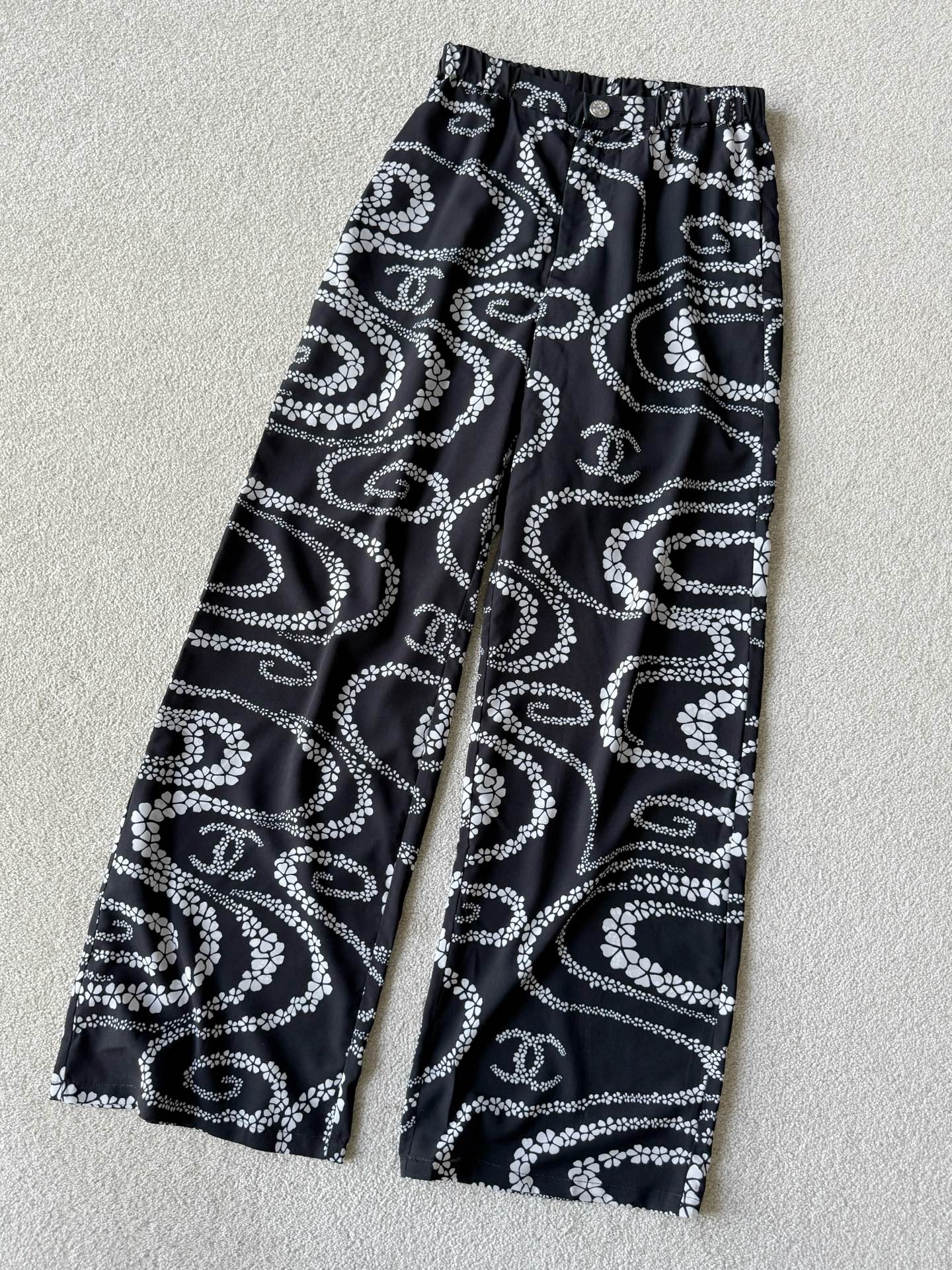 NO:466199,It can be said that it is the most difficult pair of pants to buy on coco beach. The rich women have the same aesthetic taste. The seemingly difficult to control vacation style is actually very easy to wear!! There is a surprise on the upper body. The thin and comfortable sunscreen fabric is easy to handle. The hem is breathable and cool like silk strings. Walking elegantly and with style, it will not be hot at all!! The rear half of the waist is elastic to meet the needs of different figures. Select pure black/light orange five-star recommendation, alexander wang19860909可以说是coco beach最难买的一条裤子 富婆们的审美都很一致 看似难驾驭的度假风 实则非常好穿 !! 上身有惊喜 轻薄舒适的防晒面料好打理 下摆如丝弦般透气凉爽 走路飘逸带风 完全不会热 !! 腰部后半部分是松紧 满足不同身材穿搭需要 甄选纯黑色/浅橙色五颗星推荐,,alexander wang,Women's clothing