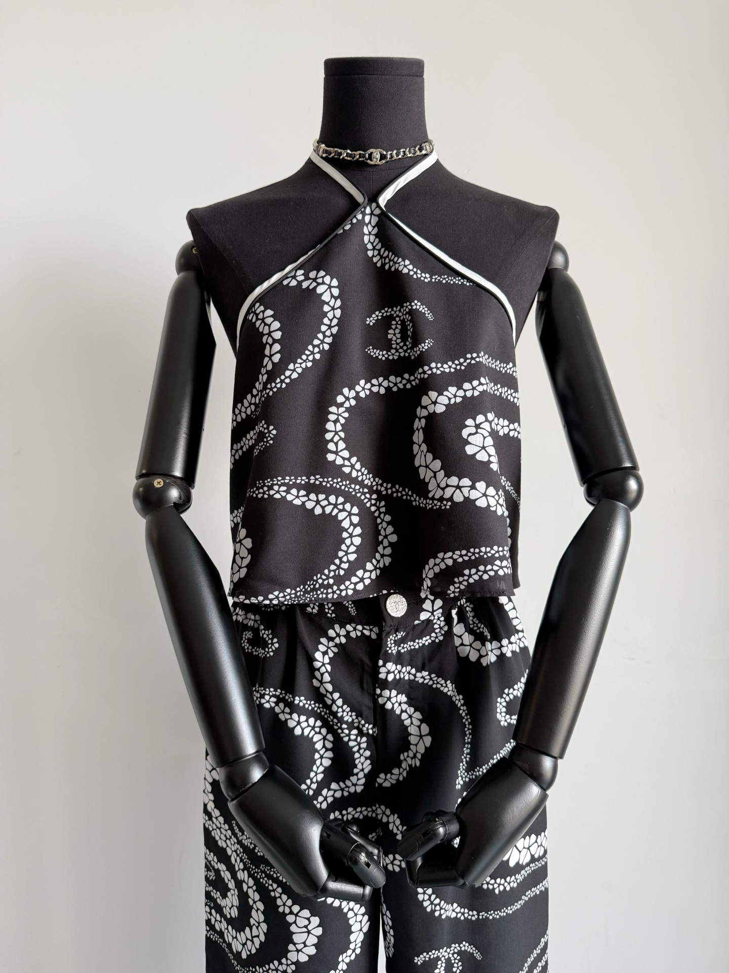 NO:466215,Details of the holiday series halter neck vest are much easier to control than I imagined!! yb is a relatively loose and casual style. It is not a slim-fitting small version on the market. ~~ The fine plaid fabric is skin-friendly and breathable and cool. It is very suitable for daily wear/vacation travel, alexander wang19860909度假系列挂脖背心细节图 比想象中好驾驭太多了 !! yb就是比较宽松随意的版型 不是市面上的修身小版注意哦 ~~ 对版细格纹面料 亲肤透气又凉爽 日常穿/度假出游都很适合,,alexander wang,Women's clothing