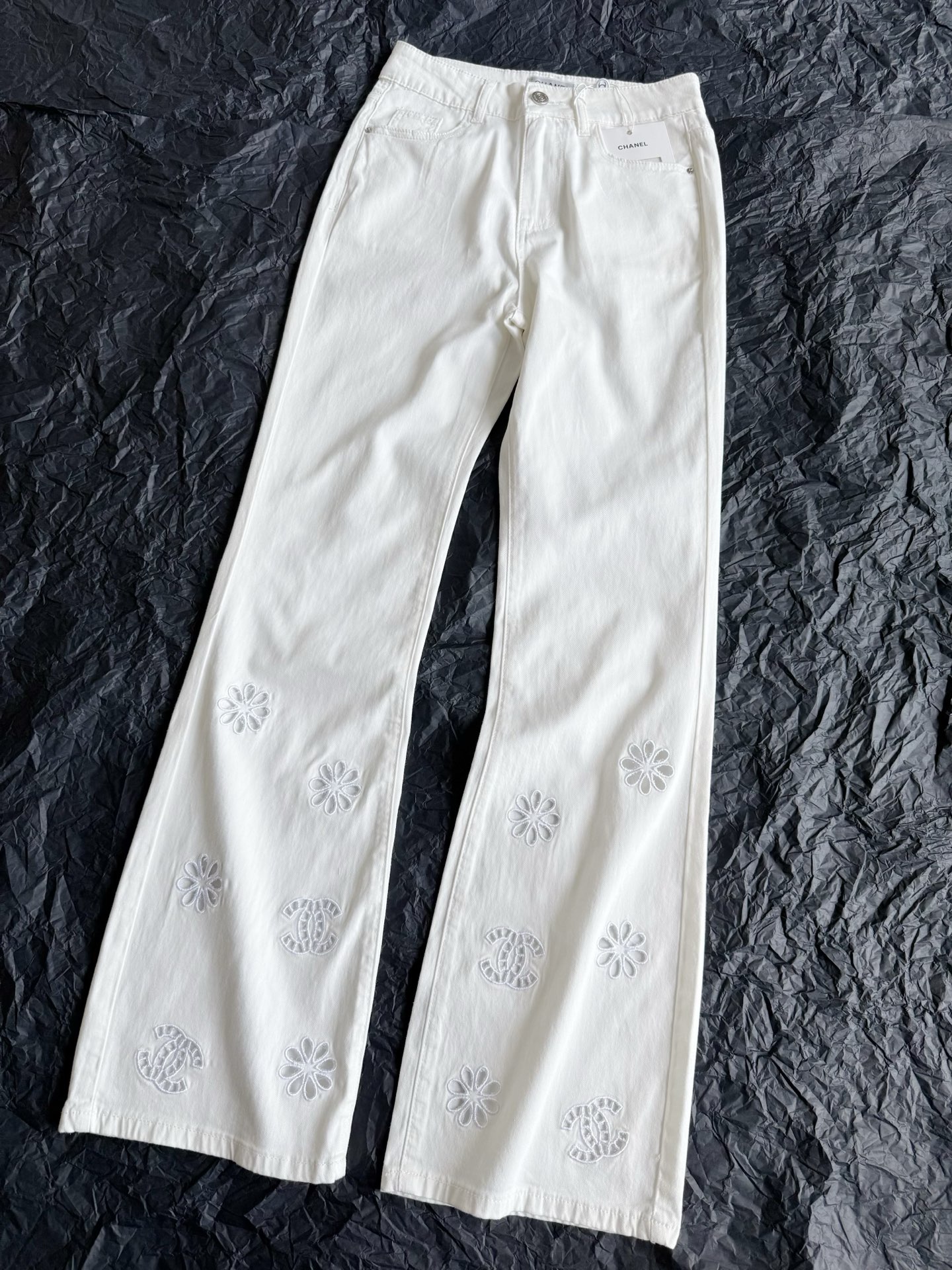 NO:466231,You can buy light jeans that will never be hot. Specially used micro-stretch denim cotton. It has excellent wrapping properties but will not sweat. ~~ There is no choice for classic hollow logo elements. There are many handmade parts after embroidery/time and effort. Select light pink + cream white. The lower body can also be controlled by pear-shaped figure. Whether the pants are good or not, you can get it by the upper body., jeans, alexander wang19860909可以大胆入手绝不会热的轻薄牛仔裤 专门采用了微弹牛仔棉 包裹性极好但不会闷汗 ~~ 经典镂空logo元素没得挑 刺绣之后手工部分特别多/耗时耗力 甄选淡粉色+奶油白 下半身梨形身材也能驾驭住 裤型好不好你主管上身就能get到,,jeans,alexander wang,Women's clothing