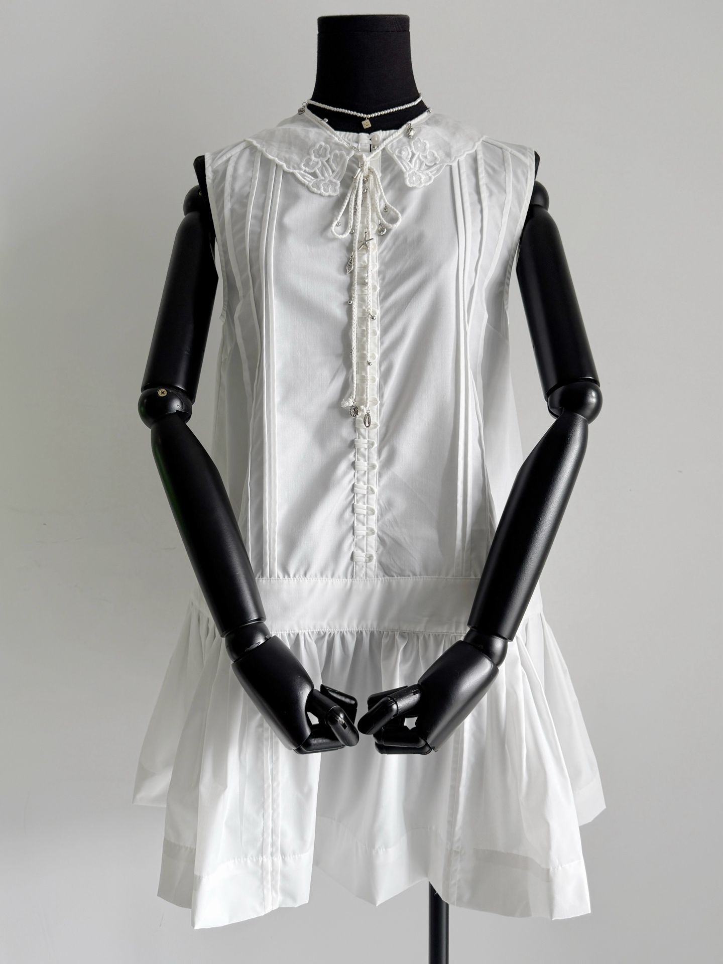 NO:466276,The first marchen dress this year is white/deep blue, and it can't be separated. ~ Customized polyester + cotton blend is straight and has a touch. The loose H-shaped shape will not be too loose. A row of small buckles are embellished, and the hem is loose and pleated. Those who know skirts know how slimming this style looks. Delivery fairy fluttering lace collar. It can be detached or can be equipped with tee separately. It is super suitable for daily street travel/island travel. Two colors are fully coded in stock. Skirts, alexander wang19860909今年第一条marchen连衣裙 正白色/深藏蓝都无法割舍一起收了 ~ 定制涤纶+棉的混纺挺拔有手感 宽松H型不会过分松垮 一排小粒扣点缀,下摆宽松百褶 懂裙子的人就知道这种版型有多显瘦 配送仙气飘飘蕾丝小领子 可拆卸,也可以单独配tee 超适合日常出街/海岛旅行拍照 两个颜色全码现货入库,,skirts,alexander wang,Women's clothing