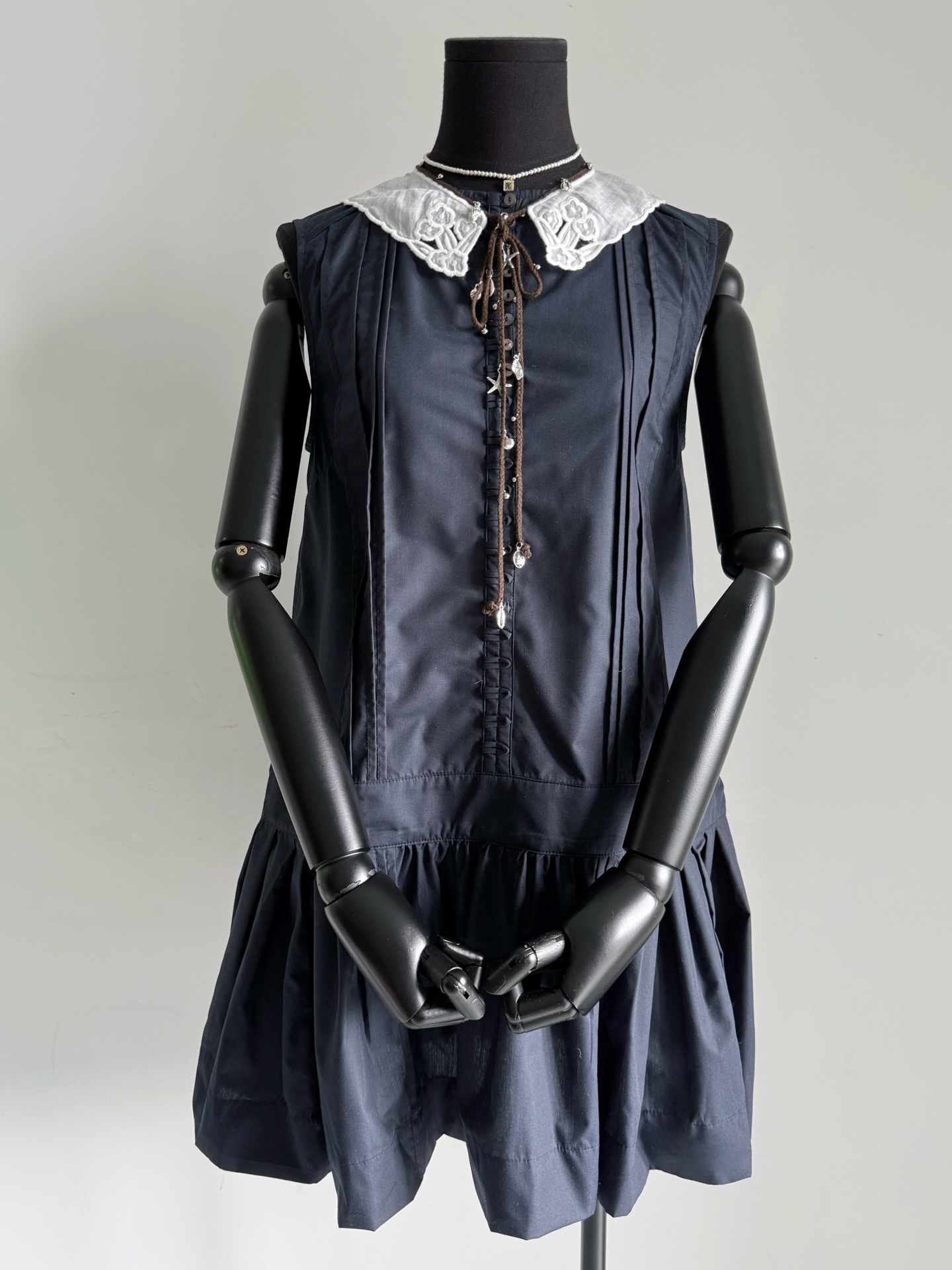 NO:466261,The first marchen dress this year is white/deep blue, and it can't be separated. ~ Customized polyester + cotton blend is straight and has a touch. The loose H-shaped shape will not be too loose. A row of small buckles are embellished, and the hem is loose and pleated. Those who know skirts know how slimming this style looks. Delivery fairy fluttering lace collar. It can be detached or can be equipped with tee separately. It is super suitable for daily street travel/island travel. Two colors are fully coded in stock. Skirts, alexander wang19860909今年第一条marchen连衣裙 正白色/深藏蓝都无法割舍一起收了 ~ 定制涤纶+棉的混纺挺拔有手感 宽松H型不会过分松垮 一排小粒扣点缀,下摆宽松百褶 懂裙子的人就知道这种版型有多显瘦 配送仙气飘飘蕾丝小领子 可拆卸,也可以单独配tee 超适合日常出街/海岛旅行拍照 两个颜色全码现货入库,,skirts,alexander wang,Women's clothing